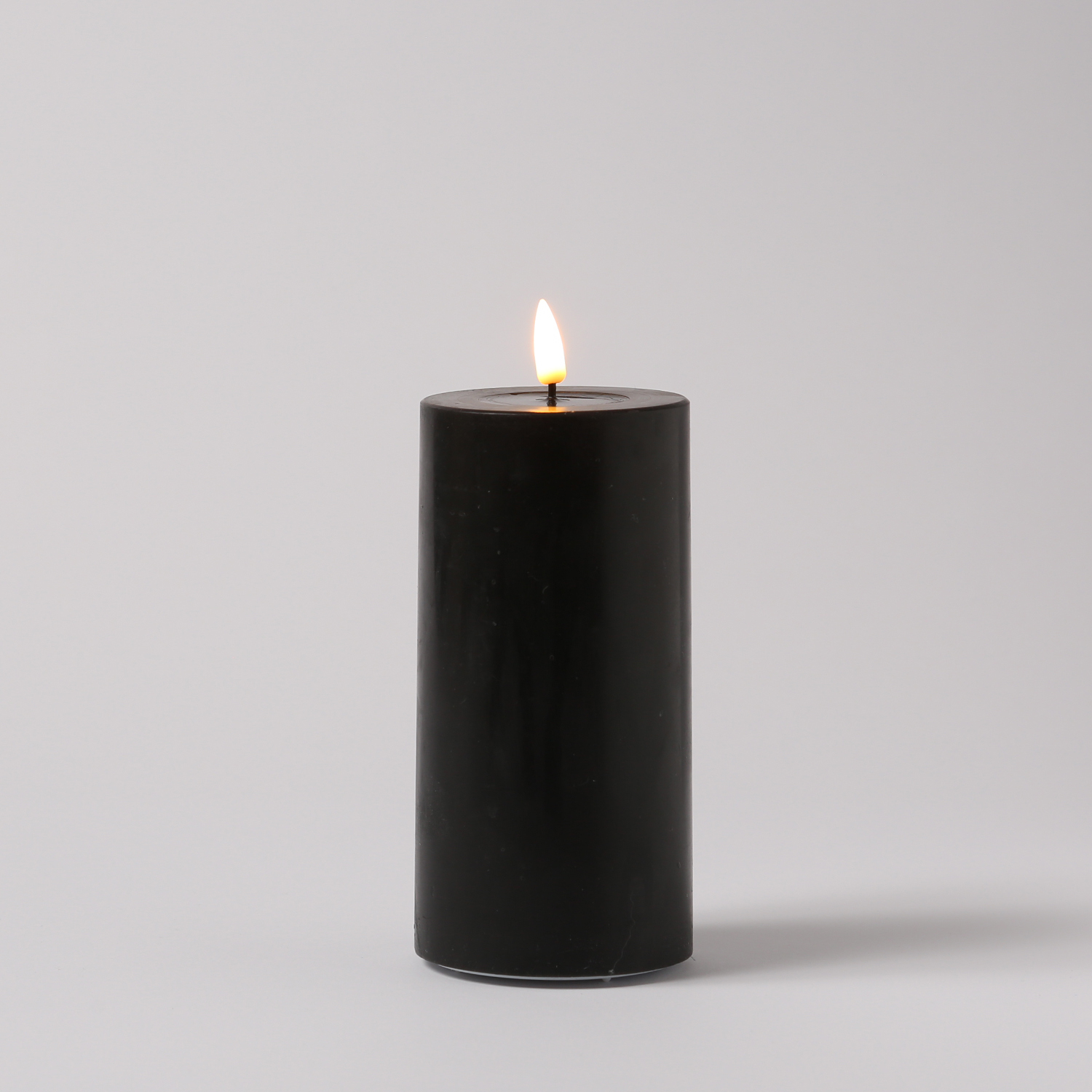 LED Stumpenkerze MIA - Echtwachs - realistische 3D Flamme - H: 15cm - Batteriebetrieb - schwarz LED Stumpenkerze MIA - Echtwachs - realistische 3D Flamme - H: 15cm - Batteriebetrieb - schwarz
