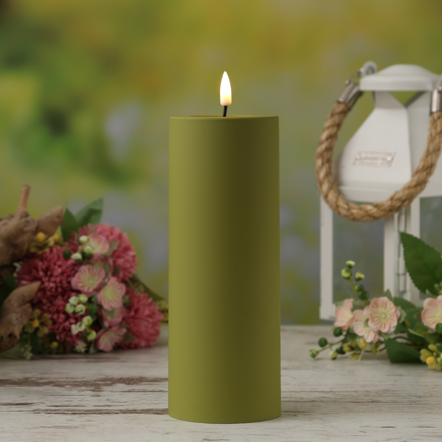 LED Stumpenkerze MIA - Kunststoff - 3D Flamme - H: 20cm - D: 7,5cm - für Außen - olivgrün LED Stumpenkerze MIA - Kunststoff - 3D Flamme - H: 20cm - D: 7,5cm - für Außen - olivgrün