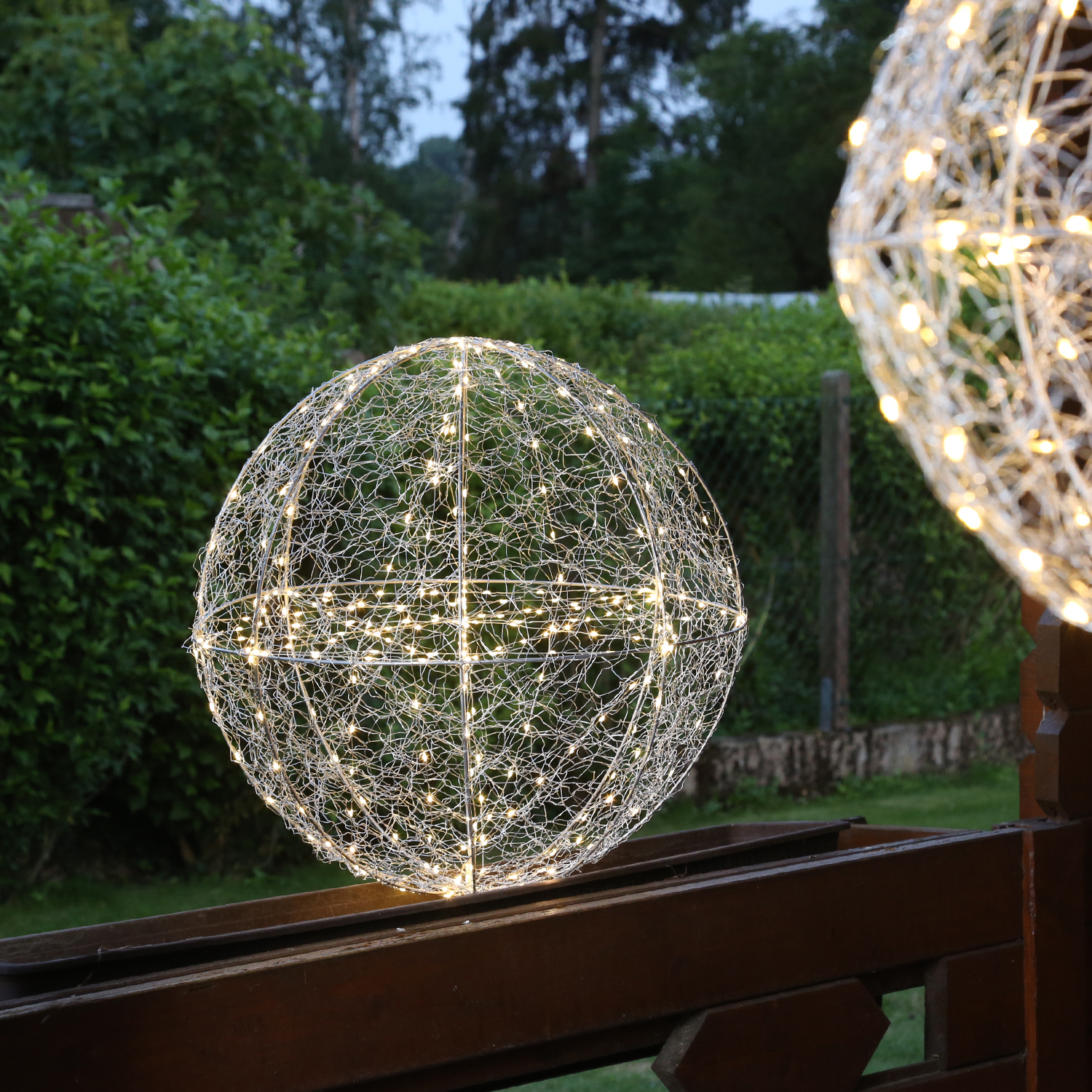 LED Drahtkugel - Leuchtkugel - 400 warmweiße LED - Timer - D: 28cm - für Innen/Außen