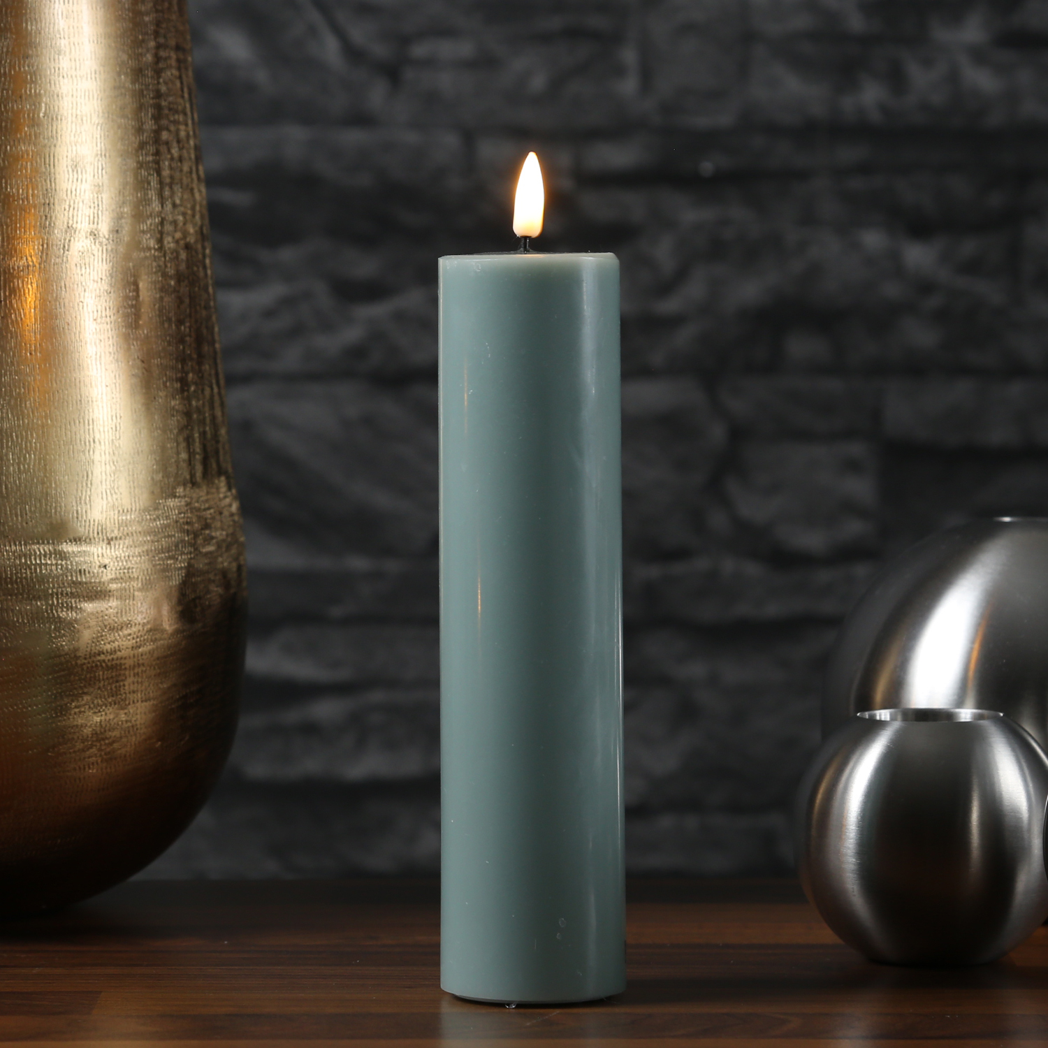 LED Stumpenkerze MIA - Echtwachs - realistische 3D Flamme - H: 20cm - D: 5cm - salbeigrün LED Stumpenkerze MIA - Echtwachs - realistische 3D Flamme - H: 20cm - D: 5cm - salbeigrün