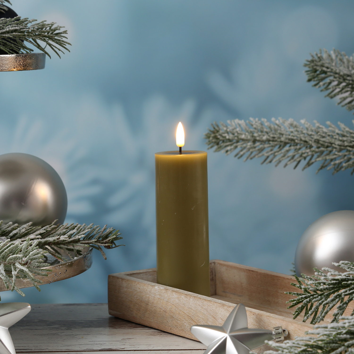 LED Stumpenkerze MIA - Echtwachs - realistische 3D Flamme - H: 15cm - D: 5cm - olivgrün LED Stumpenkerze MIA - Echtwachs - realistische 3D Flamme - H: 15cm - D: 5cm - olivgrün