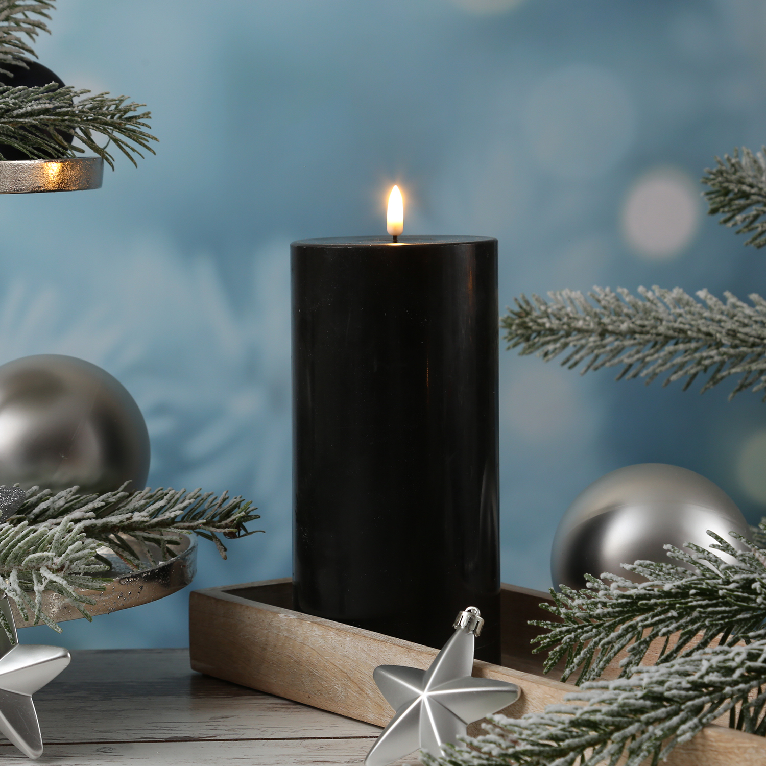 LED Stumpenkerze MIA - Echtwachs - realistische 3D Flamme - H: 20cm - D: 10cm - schwarz LED Stumpenkerze MIA - Echtwachs - realistische 3D Flamme - H: 20cm - D: 10cm - schwarz