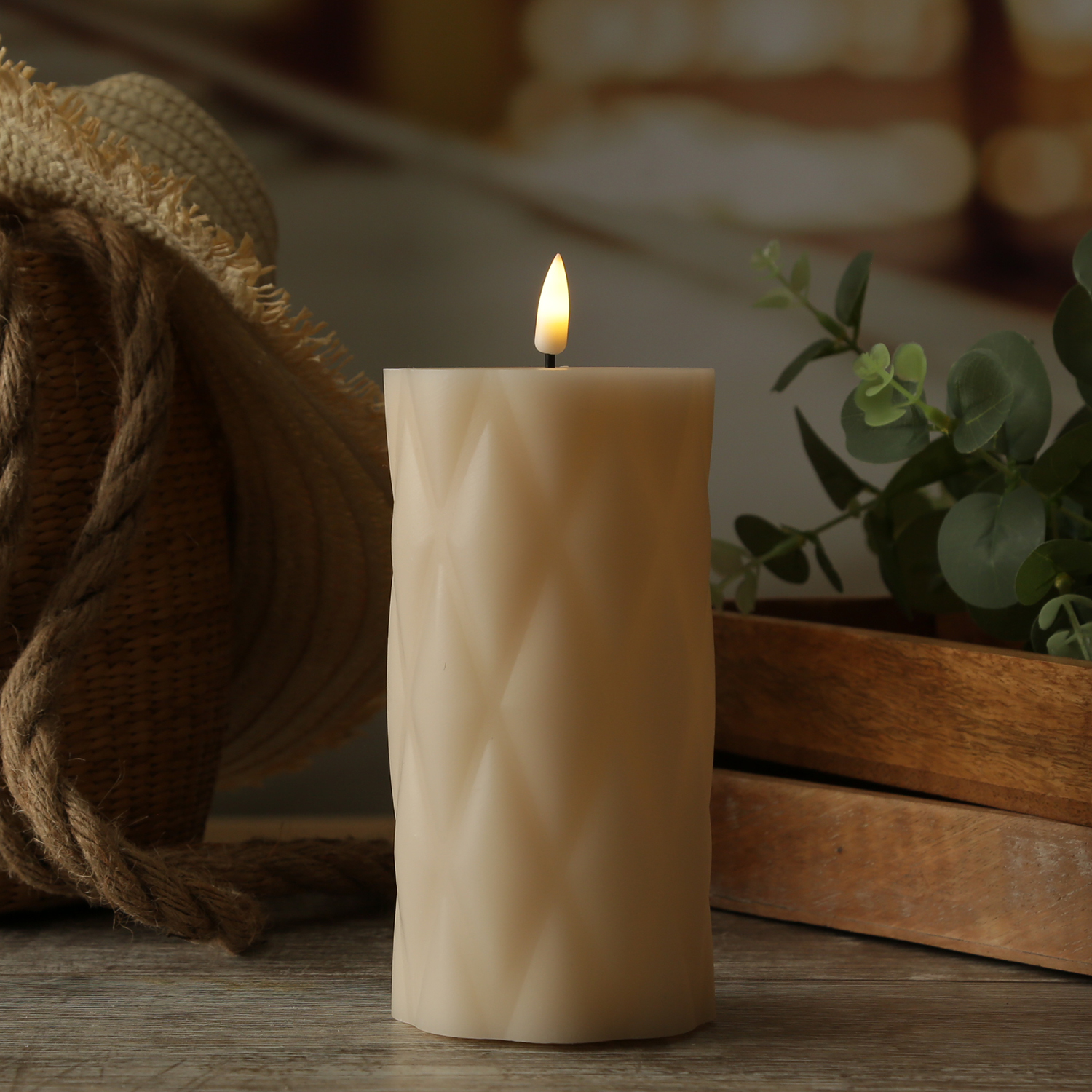 LED Stumpenkerze MIA - Rautenmuster - Echtwachs - 3D Flamme - H: 15cm - D: 7,5cm - creme LED Stumpenkerze MIA - Rautenmuster - Echtwachs - 3D Flamme - H: 15cm - D: 7,5cm - creme