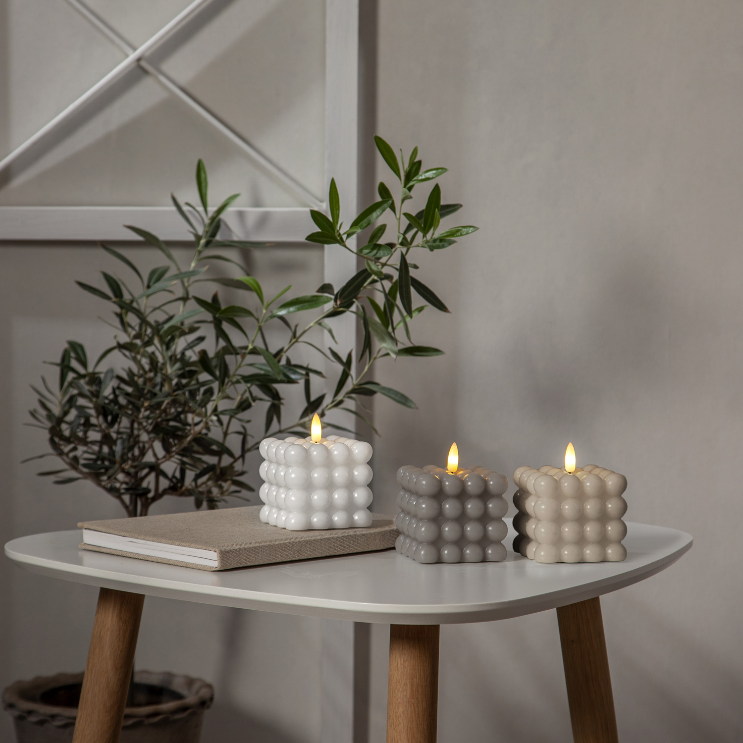 LED Kerze Bubble - Würfelkerze - Echtwachs - realistische 3D Flamme - H: 9,5cm - Timer - grau LED Kerze Bubble - Würfelkerze - Echtwachs - realistische 3D Flamme - H: 9,5cm - Timer - grau