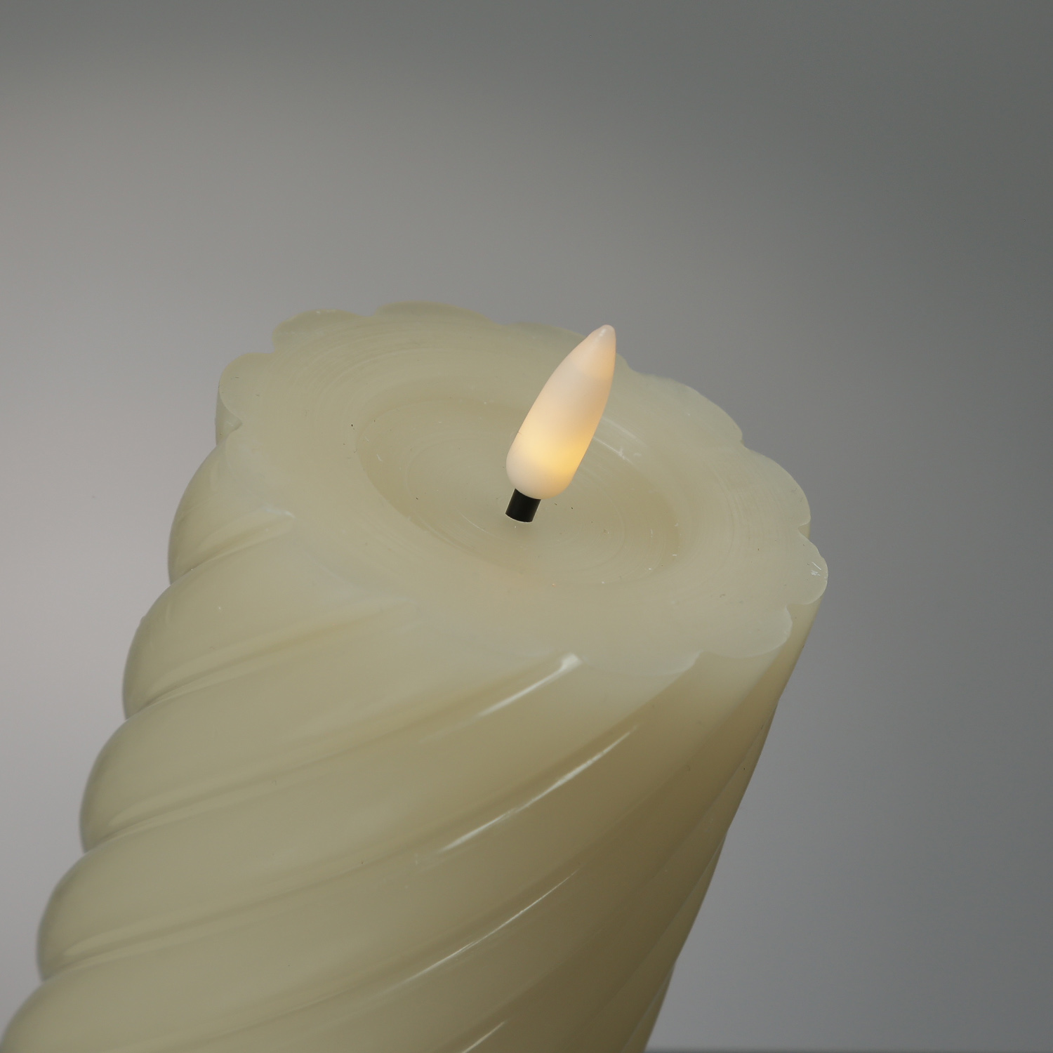 LED Stumpenkerze TWIST - Echtwachs - warmweiße 3D Flamme - H: 17,5cm - Batterie - Timer - creme LED Stumpenkerze TWIST - Echtwachs - warmweiße 3D Flamme - H: 17,5cm - Batterie - Timer - creme