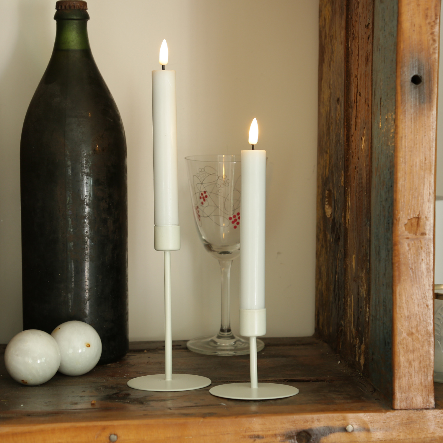 Stabkerzenhalter - Kerzenständer für Tafelkerzen - Metall - H: 14cm - D: 7,5cm - weiß Stabkerzenhalter - Kerzenständer für Tafelkerzen - Metall - H: 14cm - D: 7,5cm - weiß