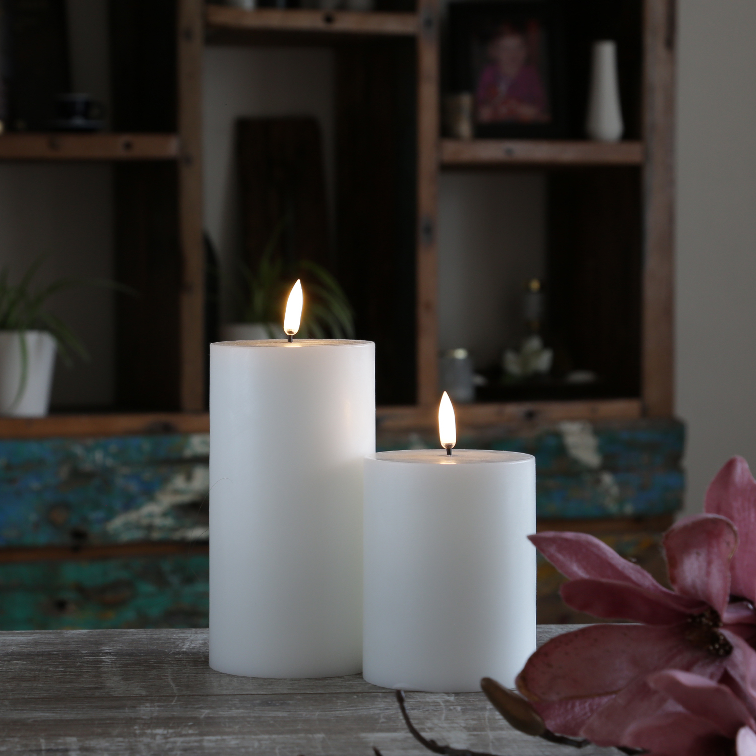 LED Kerze THEA - Echtwachs - 3D Flamme - H: 15cm - D: 7,8cm - Timer - bis zu 1000 Std. - weiß LED Kerze THEA - Echtwachs - 3D Flamme - H: 15cm - D: 7,8cm - Timer - bis zu 1000 Std. - weiß