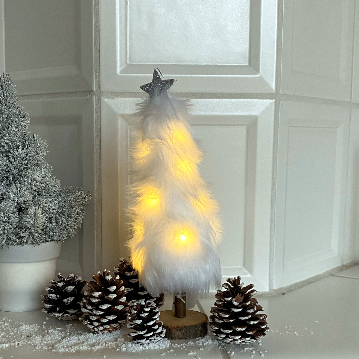 LED Dekobaum PLÜSCH - Holz - Plüschfell - warmweiße LED - Sternspitze - H: 27,5cm - Batterie - weiß LED Dekobaum PLÜSCH - Holz - Plüschfell - warmweiße LED - Sternspitze - H: 27,5cm - Batterie - weiß