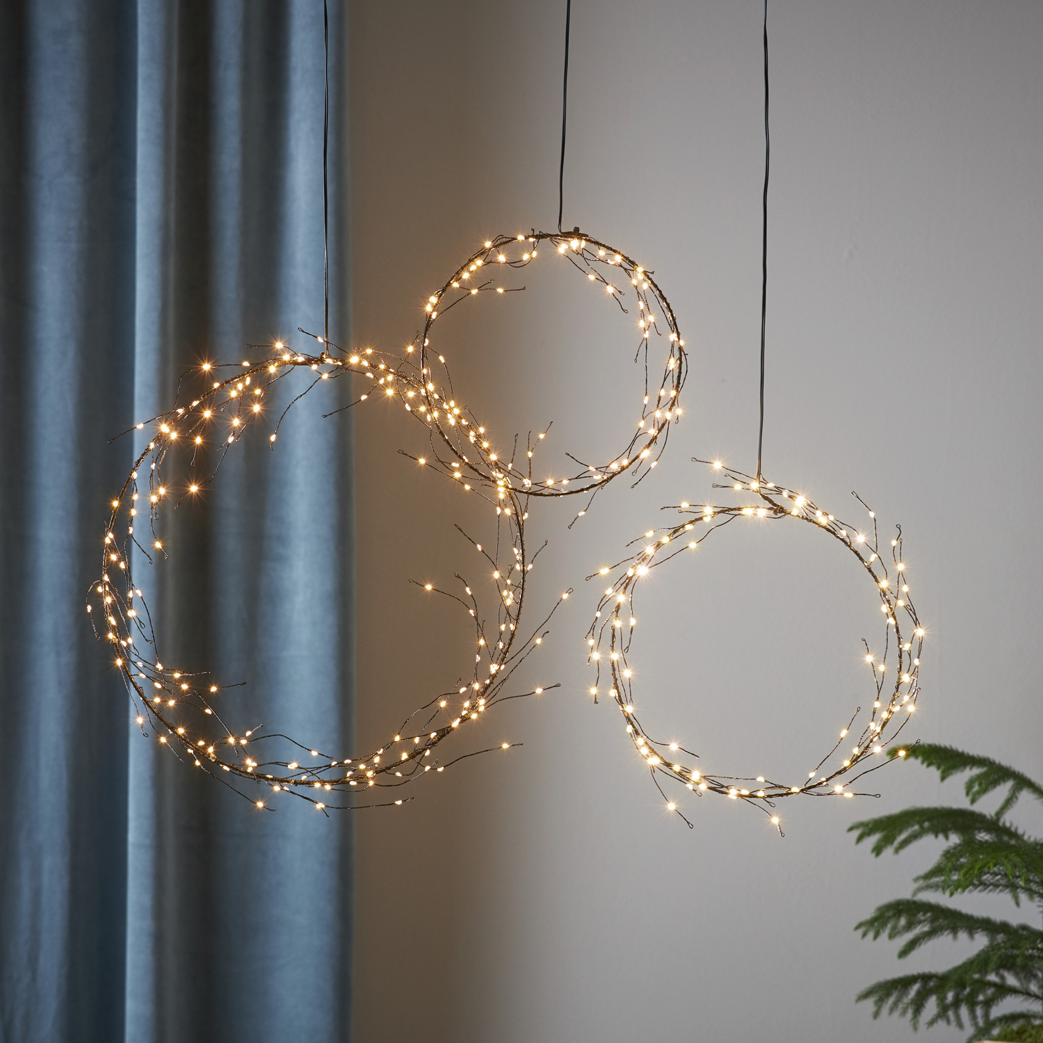 LED Kranz "Curly" - 95 warmweiße LED - D: 24cm - schwarz LED Kranz "Curly" - 95 warmweiße LED - D: 24cm - schwarz