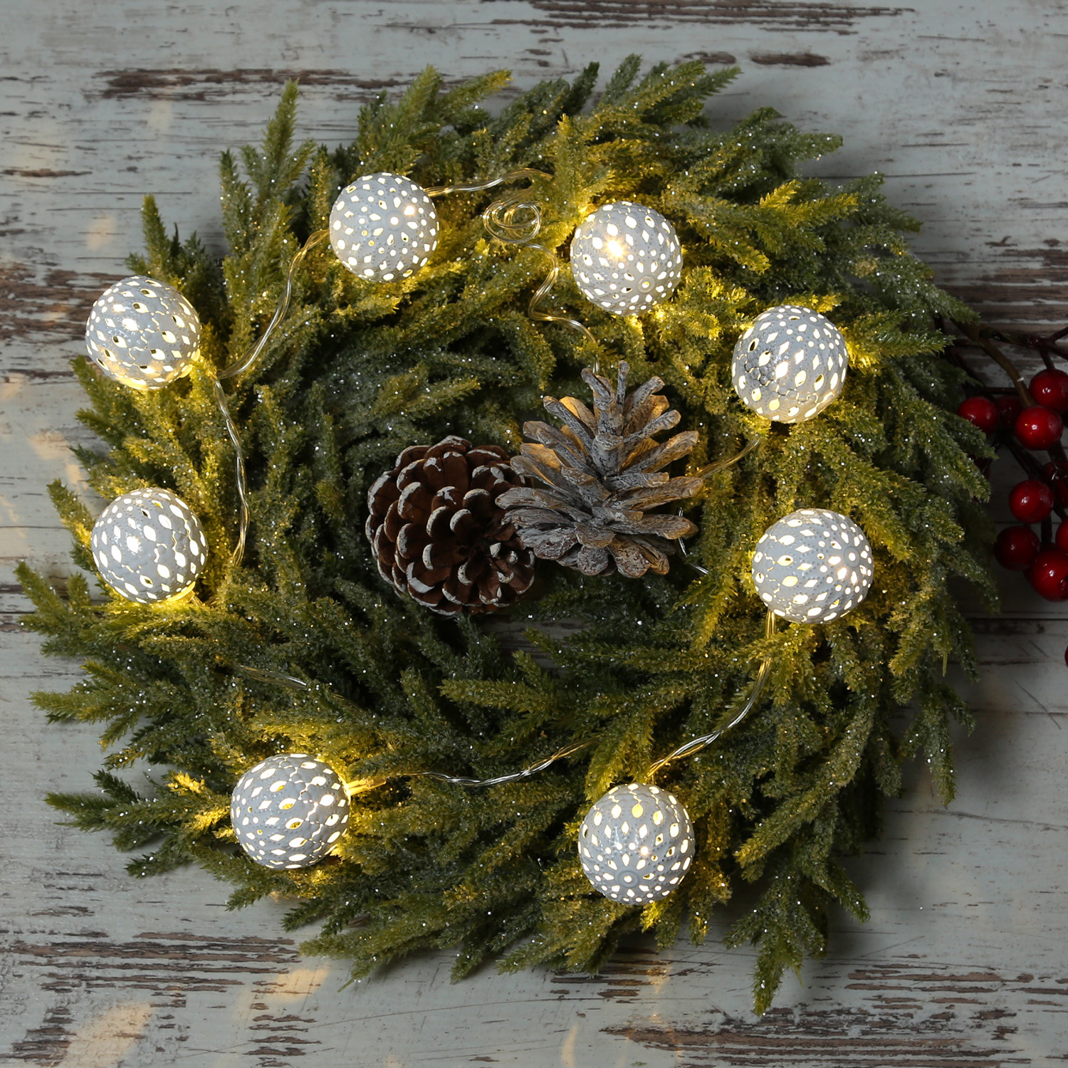 LED Dekolichterkette Metallkugeln - 8 warmweiße LED - D: 4cm - L: 0,7m - Batterie - weiß LED Dekolichterkette Metallkugeln - 8 warmweiße LED - D: 4cm - L: 0,7m - Batterie - weiß