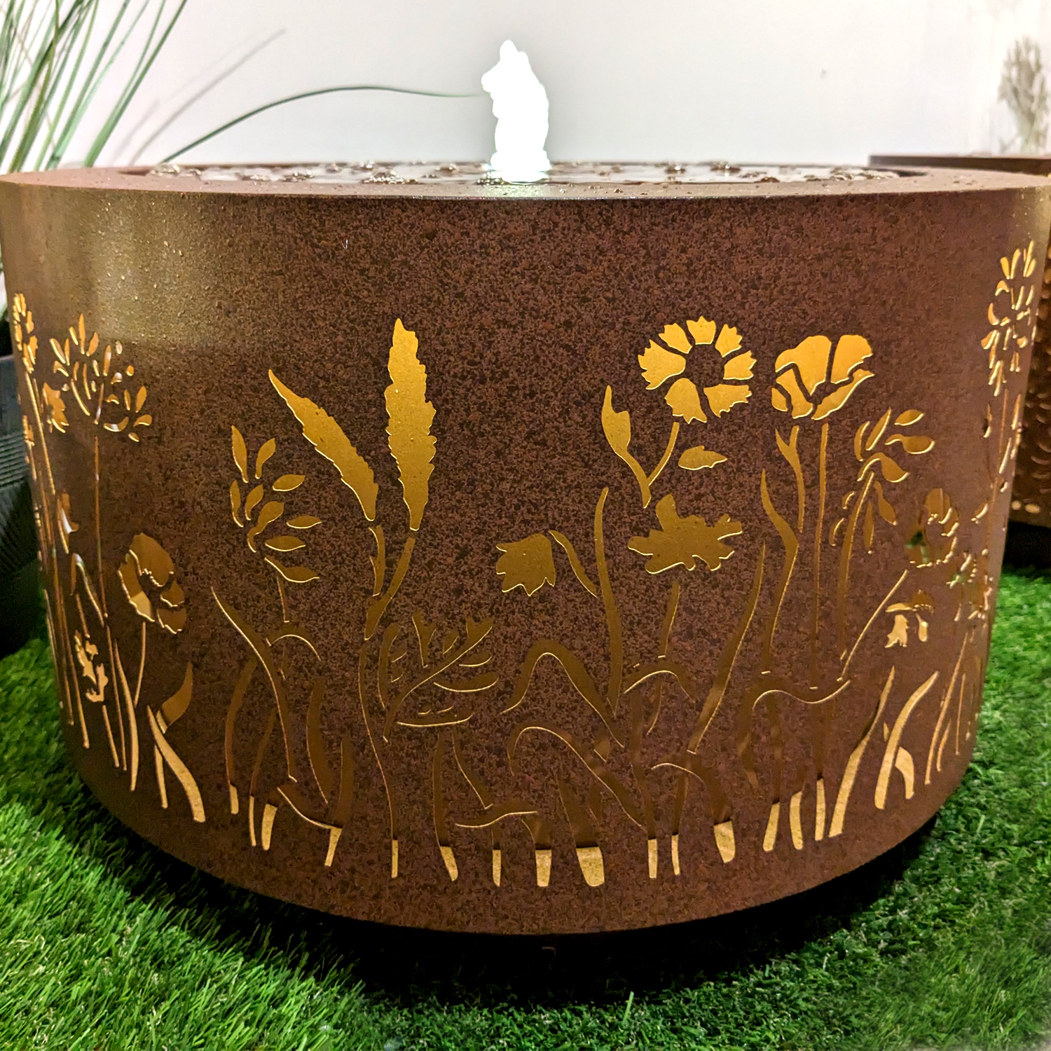 LED Brunnen mit Blumenwiesemuster - Gartenbrunnen - Stahl - D: 50cm - für Außen - rostbraun