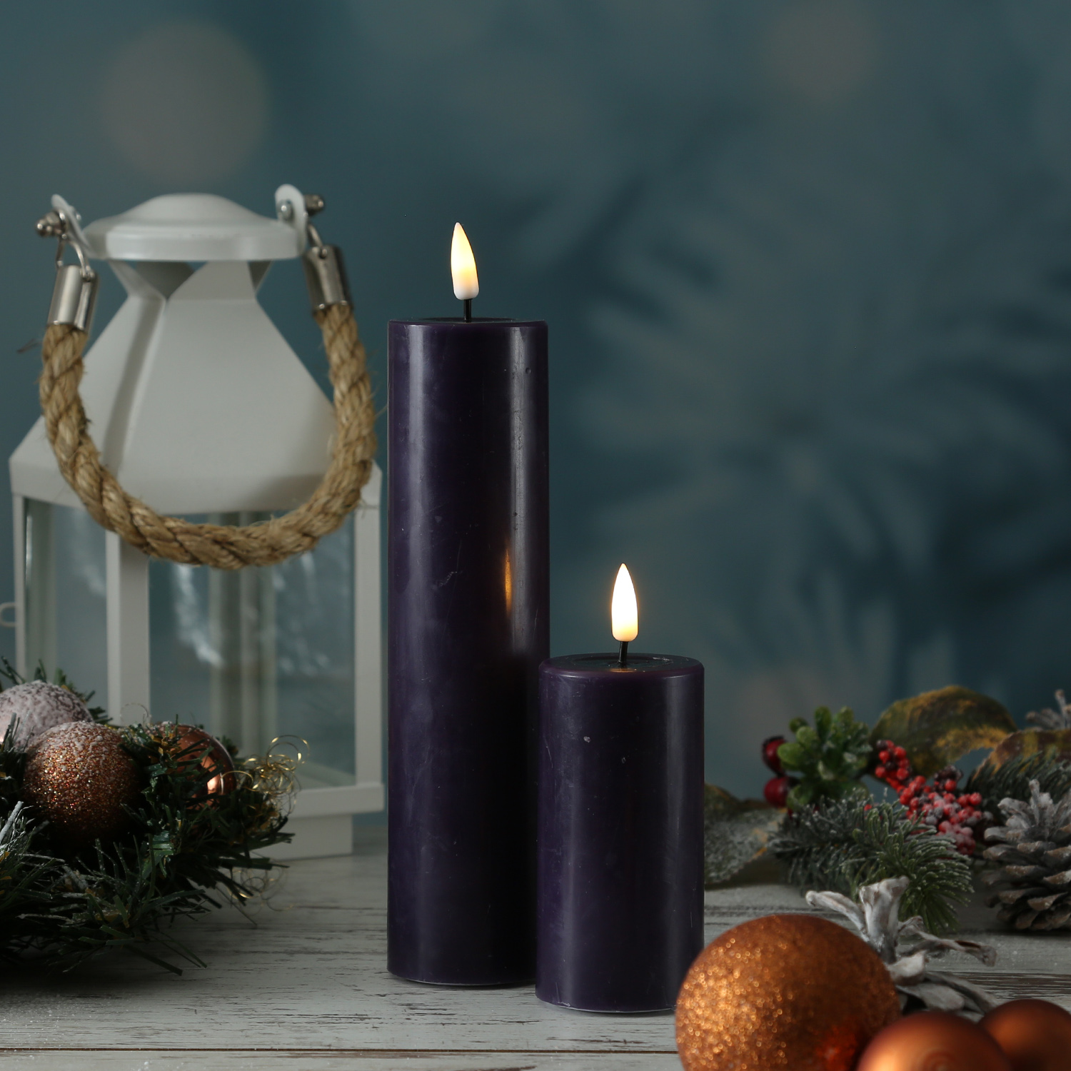 LED Stumpenkerze MIA - Echtwachs - realistische 3D Flamme - H: 20cm - D: 5cm - dunkellila LED Stumpenkerze MIA - Echtwachs - realistische 3D Flamme - H: 20cm - D: 5cm - dunkellila