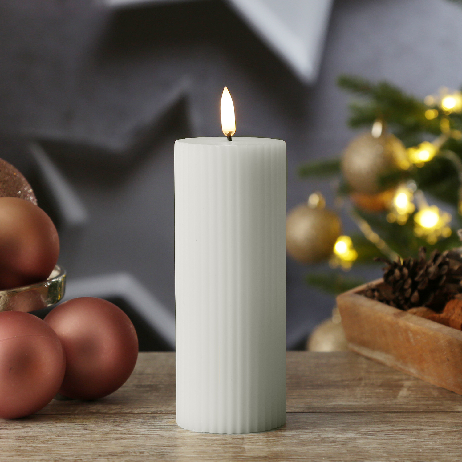 LED Kerze THEA - mit Rillen - Echtwachs - 3D Flamme - D: 5,8cm - H: 15,2cm - Timer - weiß LED Kerze THEA - mit Rillen - Echtwachs - 3D Flamme - D: 5,8cm - H: 15,2cm - Timer - weiß