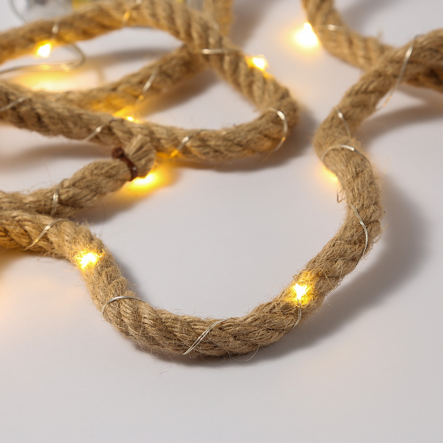 LED Lichterkette im Seil - 15 warmweiße LED auf Kupferkette - L: 1,5m - Batteriebetrieb LED Lichterkette im Seil - 15 warmweiße LED auf Kupferkette - L: 1,5m - Batteriebetrieb
