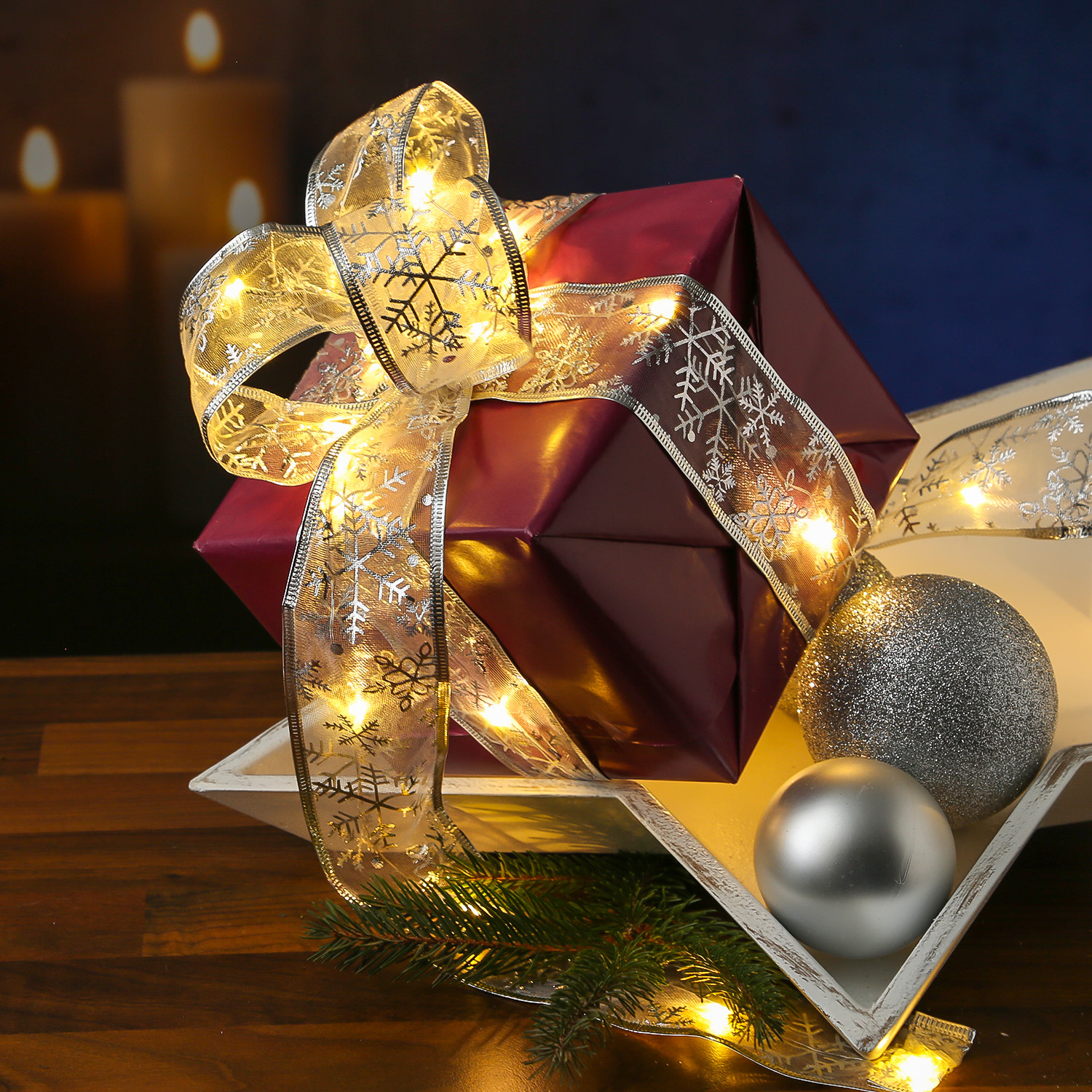LED Seidenband Lichterkette - Geschenkband - Schneeflockenmotiv - 30 LED - 2,7m - Batterie - silber LED Seidenband Lichterkette - Geschenkband - Schneeflockenmotiv - 30 LED - 2,7m - Batterie - silber
