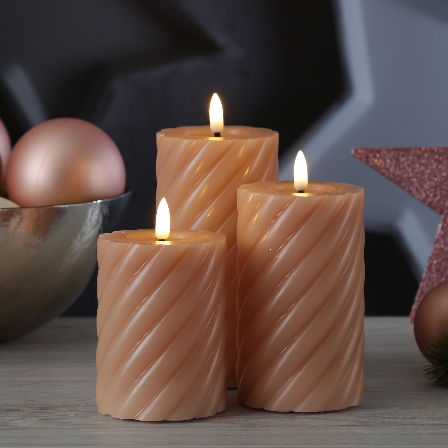 LED Stumpenkerze TWIST - Echtwachs - warmweiße 3D Flamme - H: 15cm - Batterie - Timer - altrosa