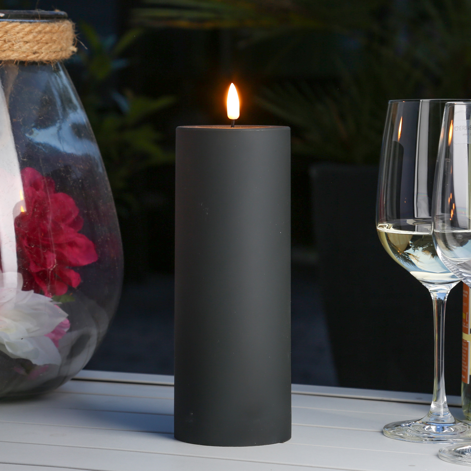 LED Stumpenkerze MIA - Kunststoff - 3D Flamme - H: 20cm - D: 7,5cm - für Außen - schwarz LED Stumpenkerze MIA - Kunststoff - 3D Flamme - H: 20cm - D: 7,5cm - für Außen - schwarz