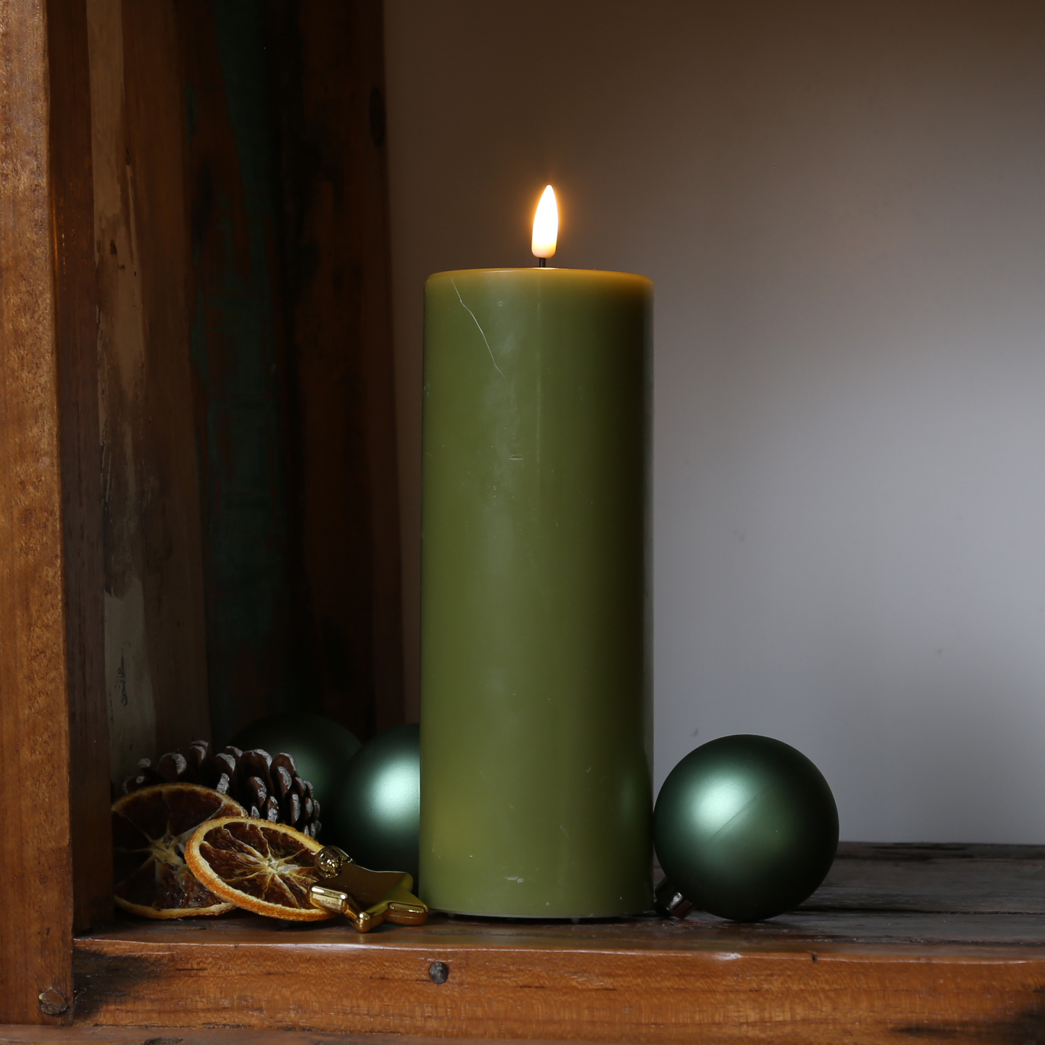 LED Stumpenkerze MIA - Echtwachs - realistische 3D Flamme - H: 20cm - Batteriebetrieb - olivgrün LED Stumpenkerze MIA - Echtwachs - realistische 3D Flamme - H: 20cm - Batteriebetrieb - olivgrün