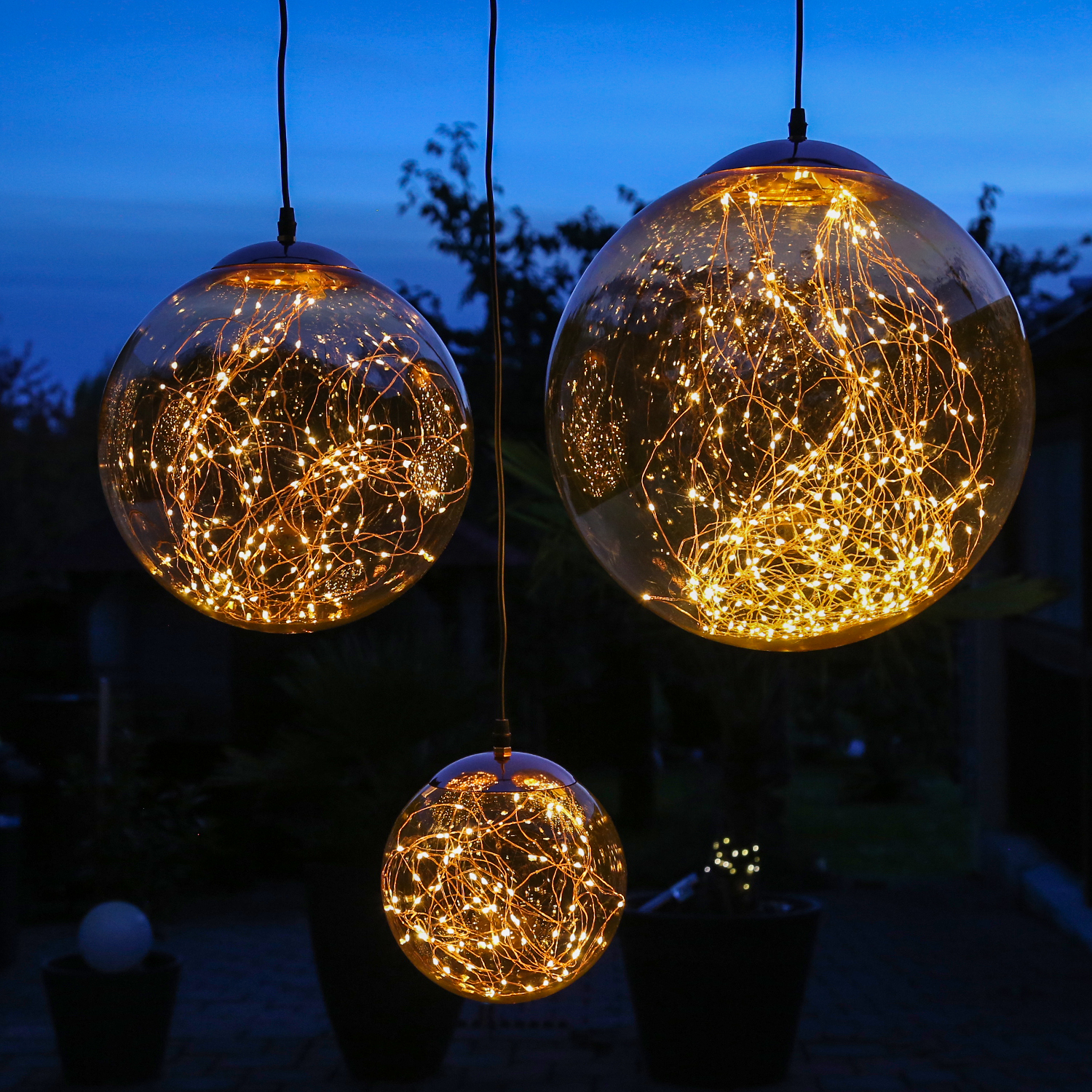 LED Kugel mit Drahtlichterkette - hängend - 80 bernsteinfarbene LED - D: 20cm - f. Außen - rauchgrau