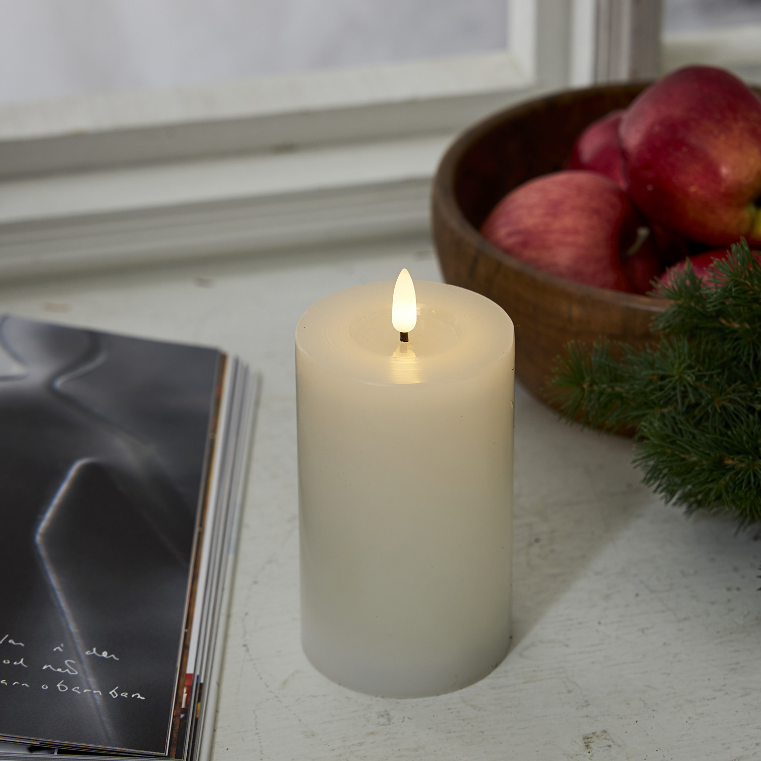 LED Stumpenkerze LINA - Echtwachs - realistische 3D Flamme - H: 15cm - Batterie - Timer - weiß LED Stumpenkerze LINA - Echtwachs - realistische 3D Flamme - H: 15cm - Batterie - Timer - weiß