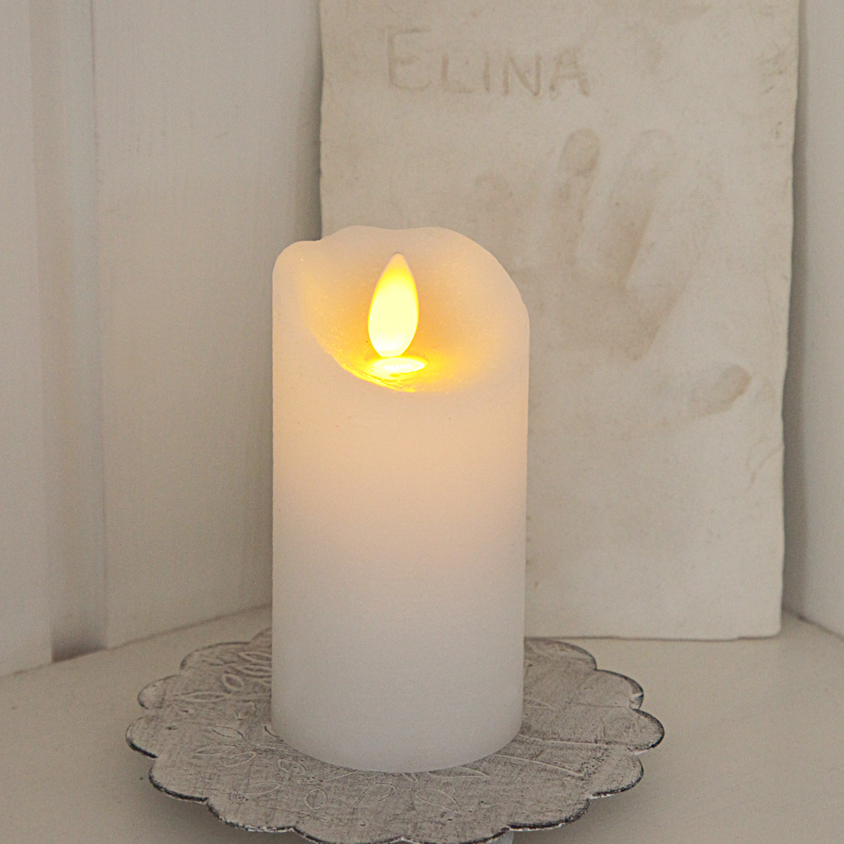 LED Kerze "Glow" - Echtwachs - gelbe flackernde LED - Timer - H: 10cm, D: 5,5cm - weiß LED Kerze "Glow" - Echtwachs - gelbe flackernde LED - Timer - H: 10cm, D: 5,5cm - weiß