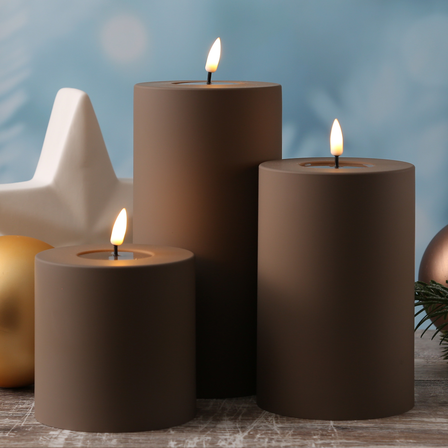 LED Stumpenkerze MIA - Kunststoff - realistische 3D Flamme - H: 15cm - D: 10cm - für Außen - mokka