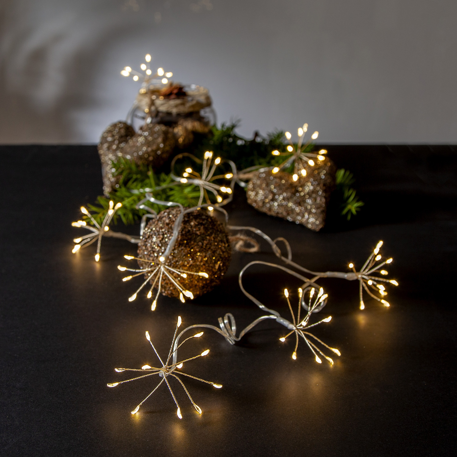 LED Lichterkette Dew Drop Blume - 96 Tautropfen LED - 8 Blüten - L: 2,1m - Timer - Batterie - Außen LED Lichterkette Dew Drop Blume - 96 Tautropfen LED - 8 Blüten - L: 2,1m - Timer - Batterie - Außen