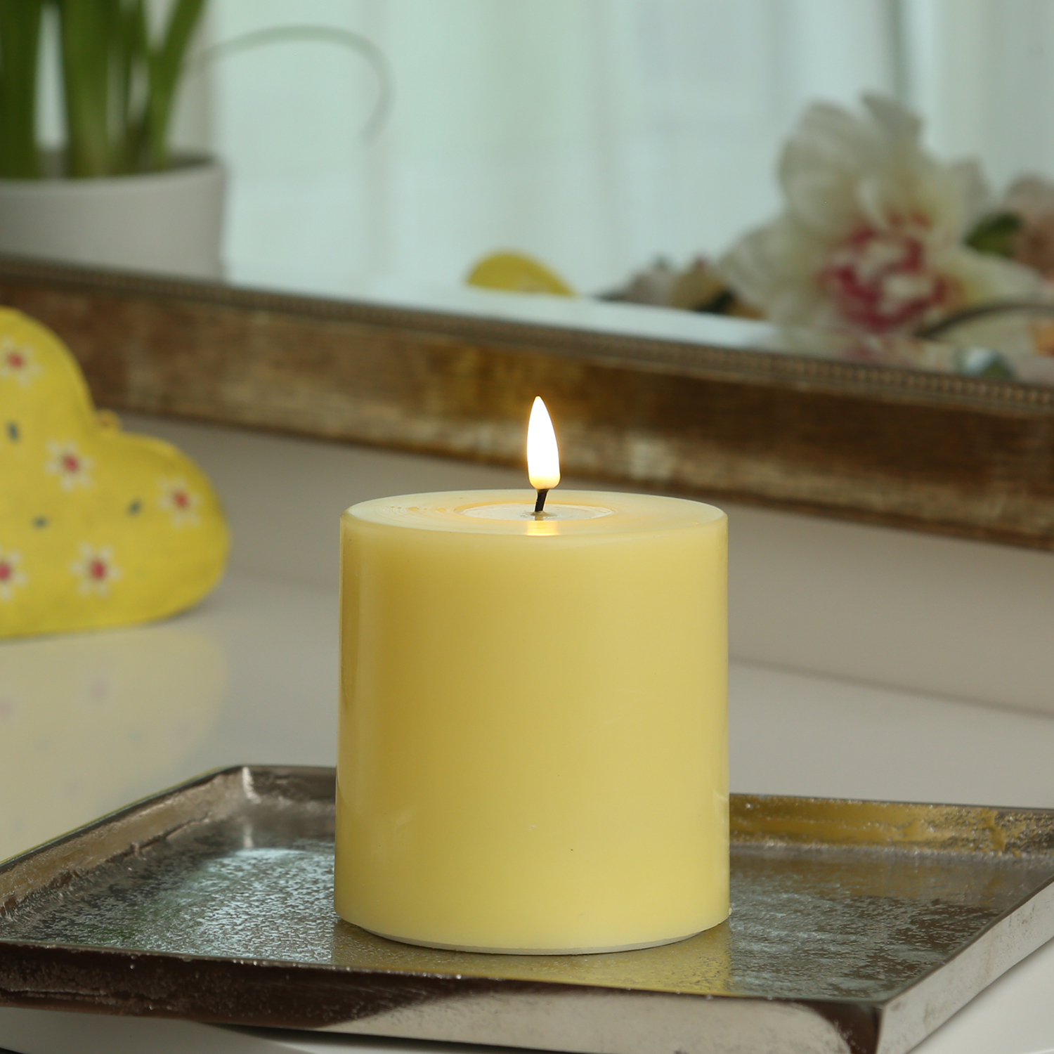 LED Stumpenkerze MIA - Echtwachs - realistische 3D Flamme - H: 10cm D: 10cm - Batteriebetrieb - gelb LED Stumpenkerze MIA - Echtwachs - realistische 3D Flamme - H: 10cm D: 10cm - Batteriebetrieb - gelb