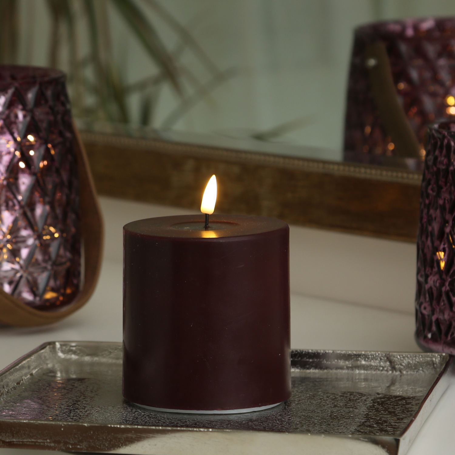 LED Stumpenkerze MIA - Echtwachs - realistische 3D Flamme - H: 10cm - D: 10cm - weinrot LED Stumpenkerze MIA - Echtwachs - realistische 3D Flamme - H: 10cm - D: 10cm - weinrot