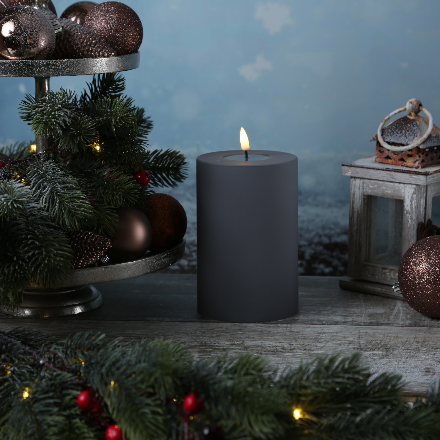 LED Stumpenkerze MIA - Kunststoff - realistische 3D Flamme - H: 15cm - f. Außen - grau LED Stumpenkerze MIA - Kunststoff - realistische 3D Flamme - H: 15cm - f. Außen - grau