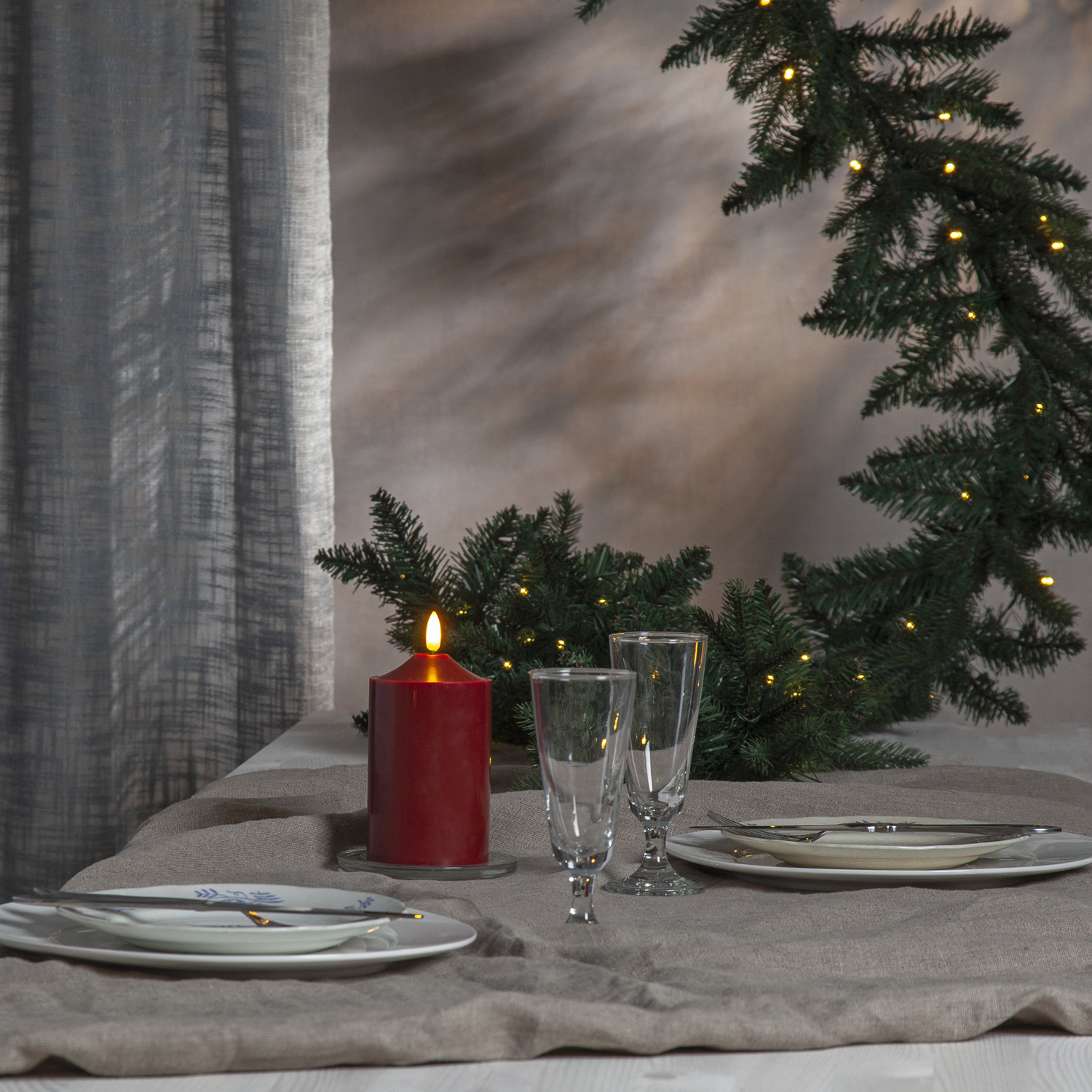 LED Stumpenkerze "Flamme" - Echtwachs - warmweiße LED - H: 15cm, D: 7,5cm - Timer - rot LED Stumpenkerze "Flamme" - Echtwachs - warmweiße LED - H: 15cm, D: 7,5cm - Timer - rot