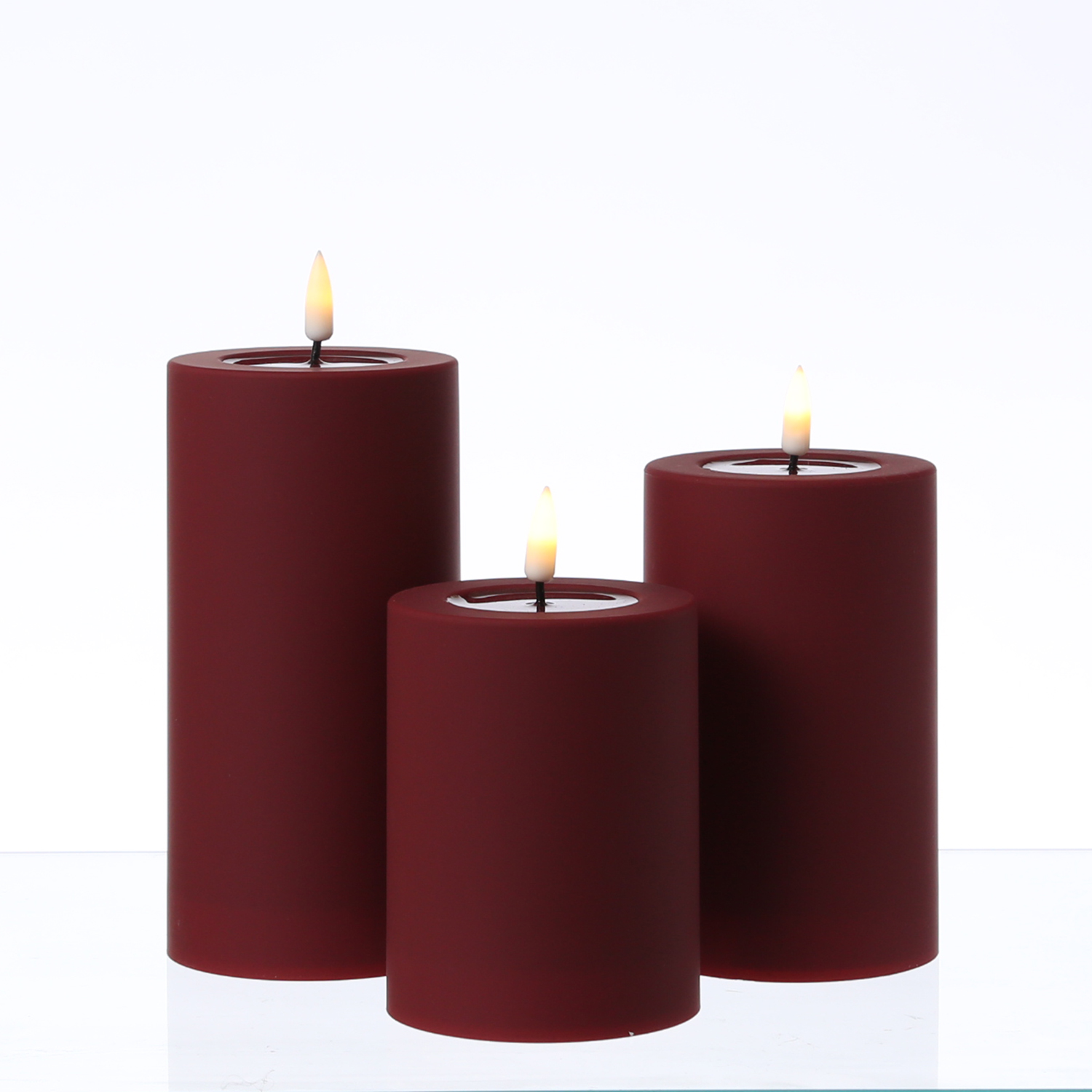 LED Stumpenkerze MIA - Kunststoff - realistische 3D Flamme - H: 10cm - f. Außen - bordeaux/dunkelrot LED Stumpenkerze MIA - Kunststoff - realistische 3D Flamme - H: 10cm - f. Außen - bordeaux/dunkelrot