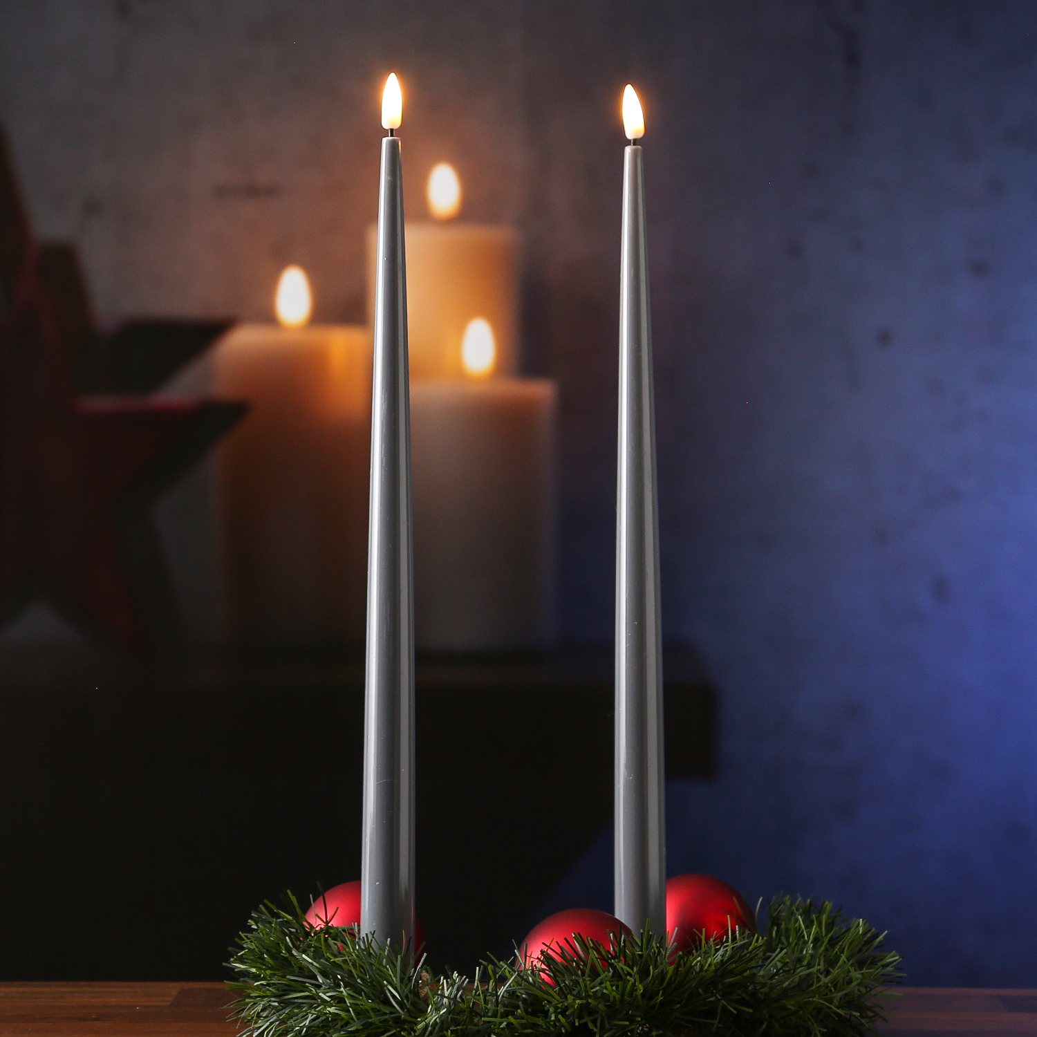 LED Stabkerzen ELLA - Echtwachs - realistische 3D Flamme - H: 38cm - grau - 2 Stück LED Stabkerzen ELLA - Echtwachs - realistische 3D Flamme - H: 38cm - grau - 2 Stück