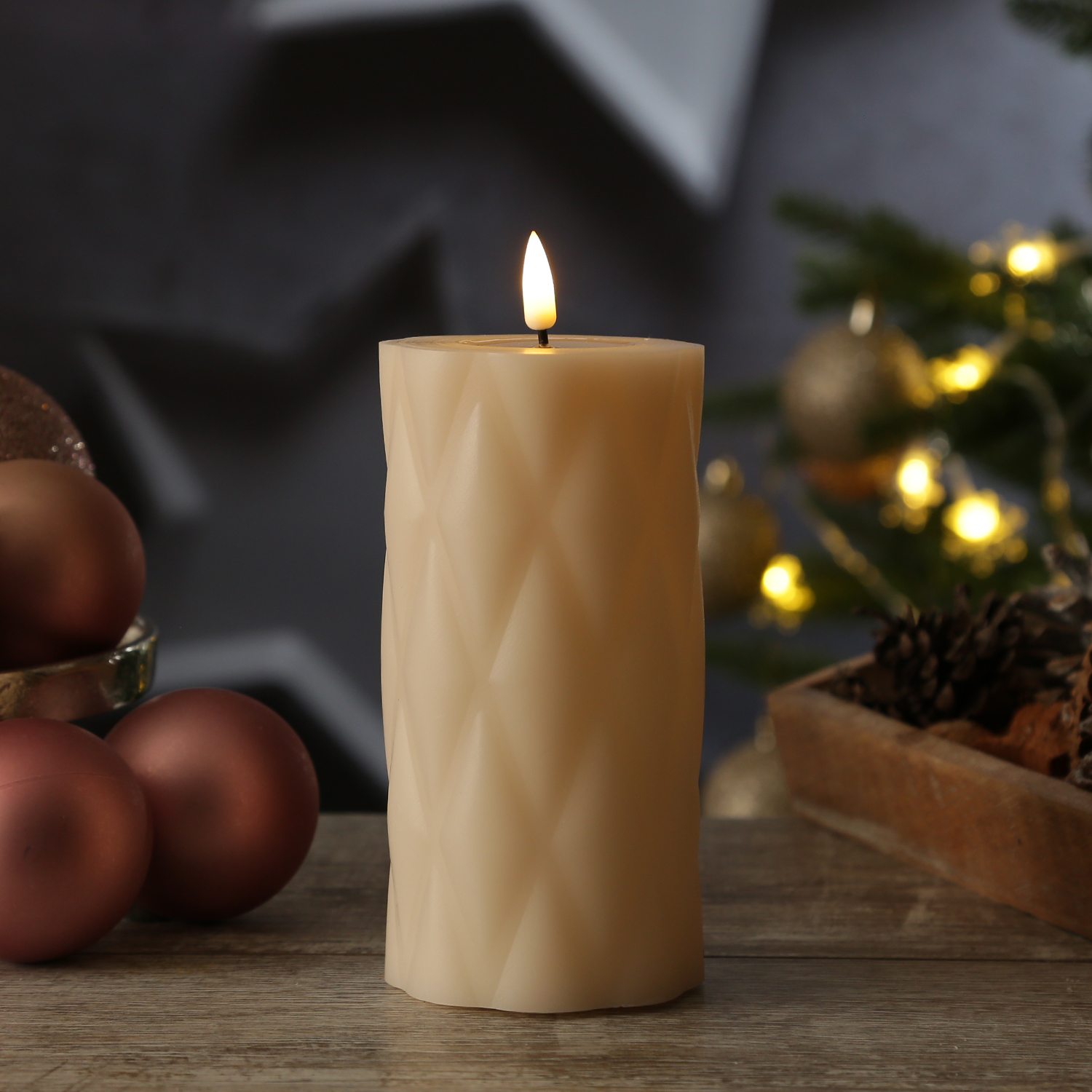 LED Stumpenkerze MIA - Rautenmuster - Echtwachs - 3D Flamme - H: 15cm - D: 7,5cm - creme LED Stumpenkerze MIA - Rautenmuster - Echtwachs - 3D Flamme - H: 15cm - D: 7,5cm - creme