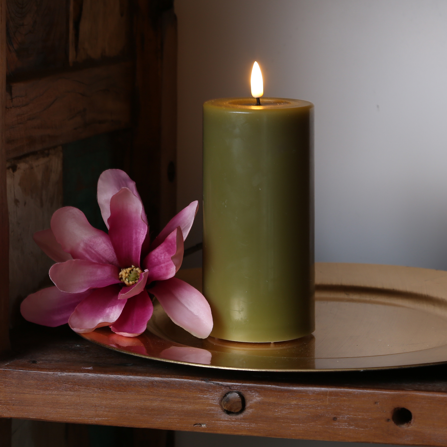 LED Stumpenkerze MIA - Echtwachs - realistische 3D Flamme - H: 15cm - Batteriebetrieb - olivgrün LED Stumpenkerze MIA - Echtwachs - realistische 3D Flamme - H: 15cm - Batteriebetrieb - olivgrün