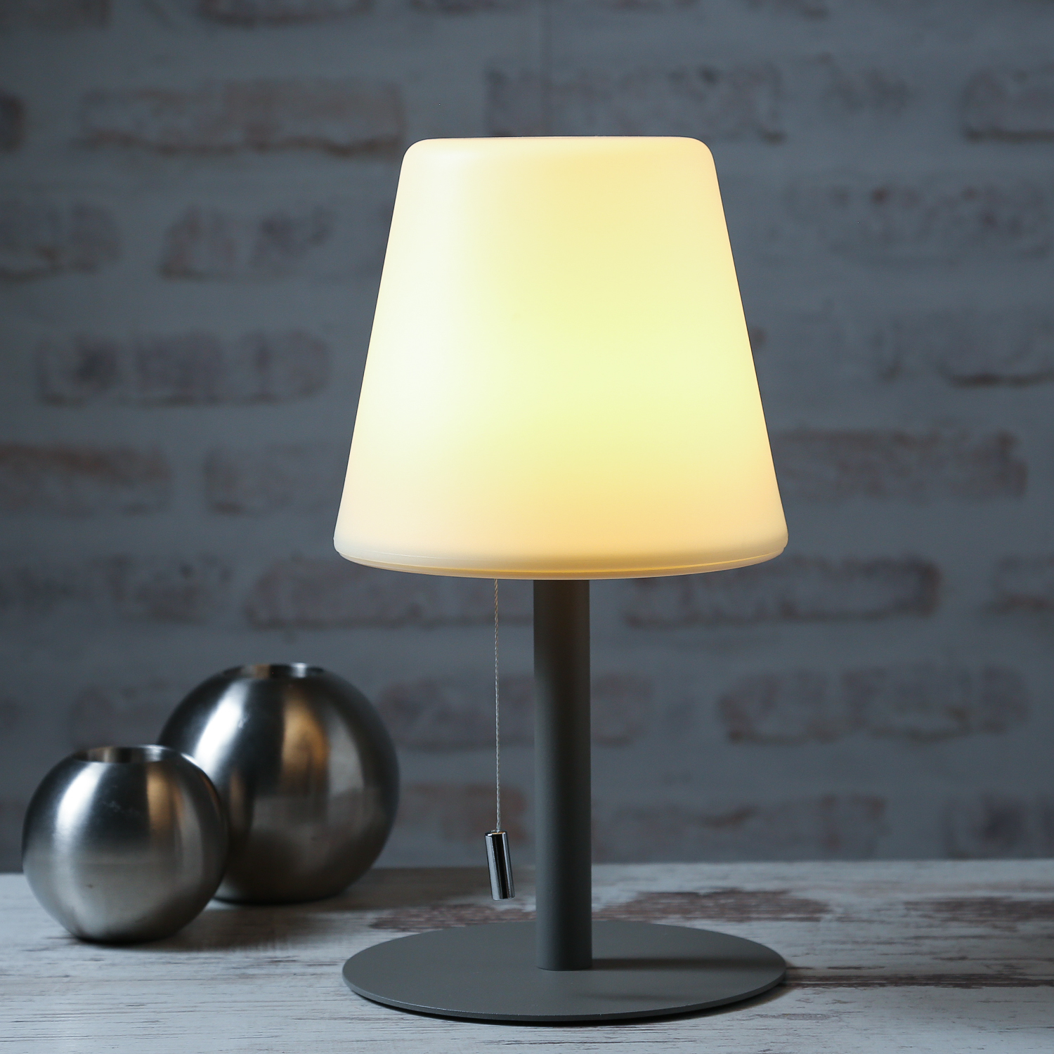 LED Garten Tischlampe - H: 30cm - 2 Lichtstufen u. RGB Farbwechsel - wiederaufladbar - weiß/silber LED Garten Tischlampe - H: 30cm - 2 Lichtstufen u. RGB Farbwechsel - wiederaufladbar - weiß/silber