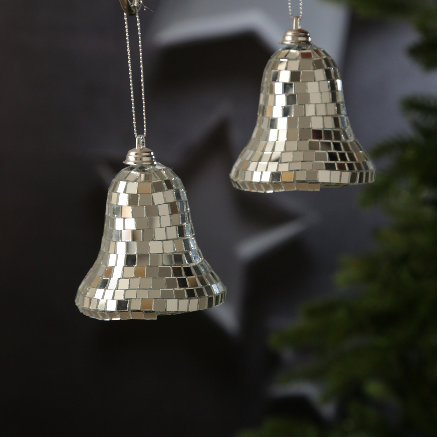 Christbaumschmuck Glocken - Weihnachtsbaumschmuck im Discokugel Look - H: 8cm - silber - 4er Set Christbaumschmuck Glocken - Weihnachtsbaumschmuck im Discokugel Look - H: 8cm - silber - 4er Set