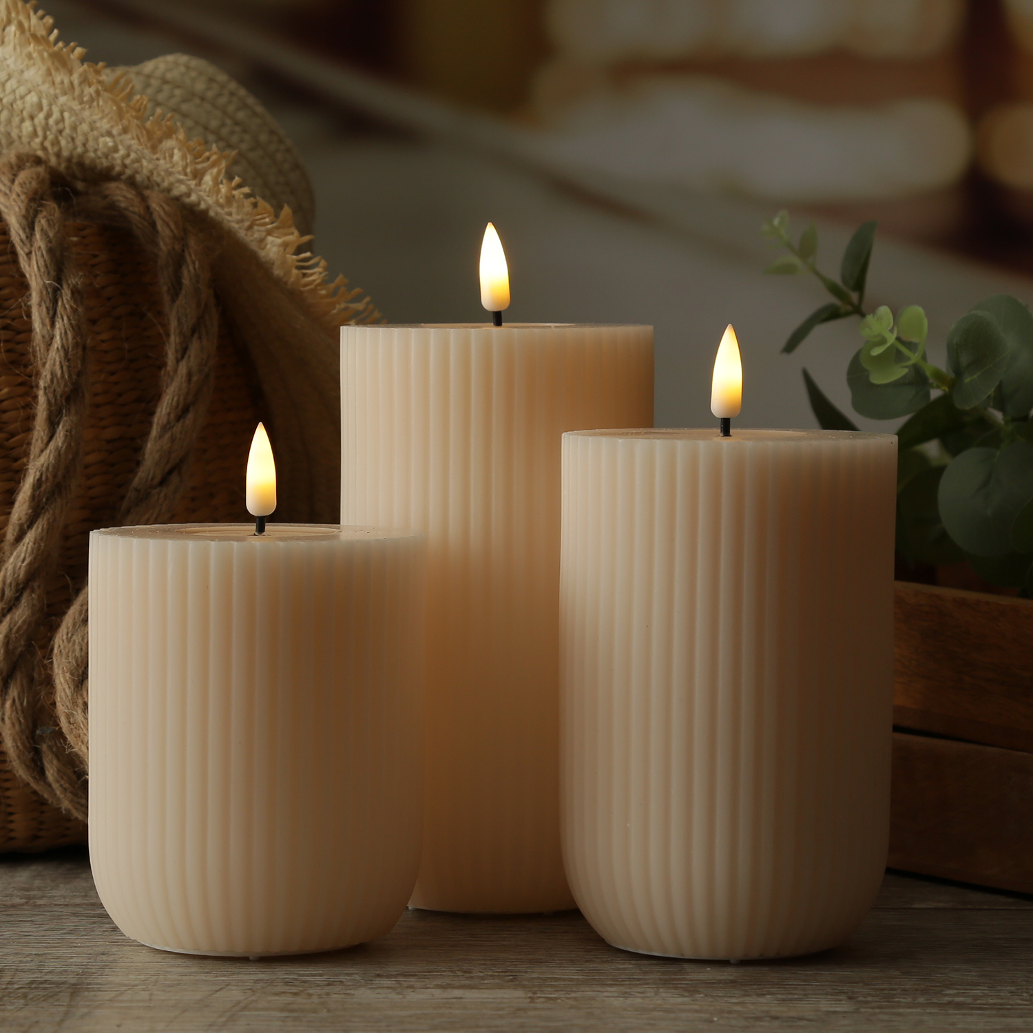 LED Stumpenkerze MIA - gerillt - Echtwachs - 3D Flamme - H: 10cm - D: 8cm - creme LED Stumpenkerze MIA - gerillt - Echtwachs - 3D Flamme - H: 10cm - D: 8cm - creme