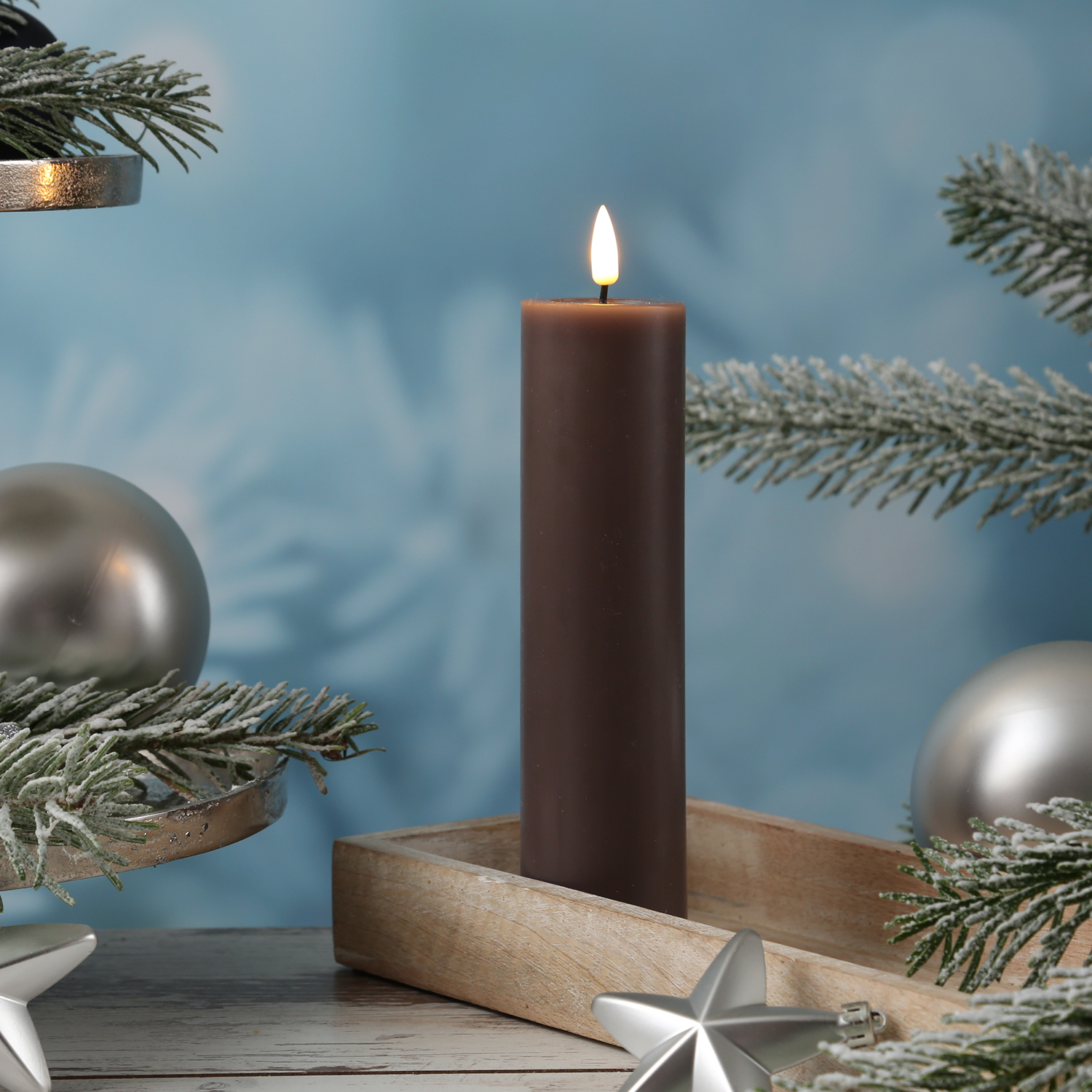 LED Stumpenkerze MIA - Echtwachs - realistische 3D Flamme - H: 20cm - D: 5cm - mokkafarben LED Stumpenkerze MIA - Echtwachs - realistische 3D Flamme - H: 20cm - D: 5cm - mokkafarben