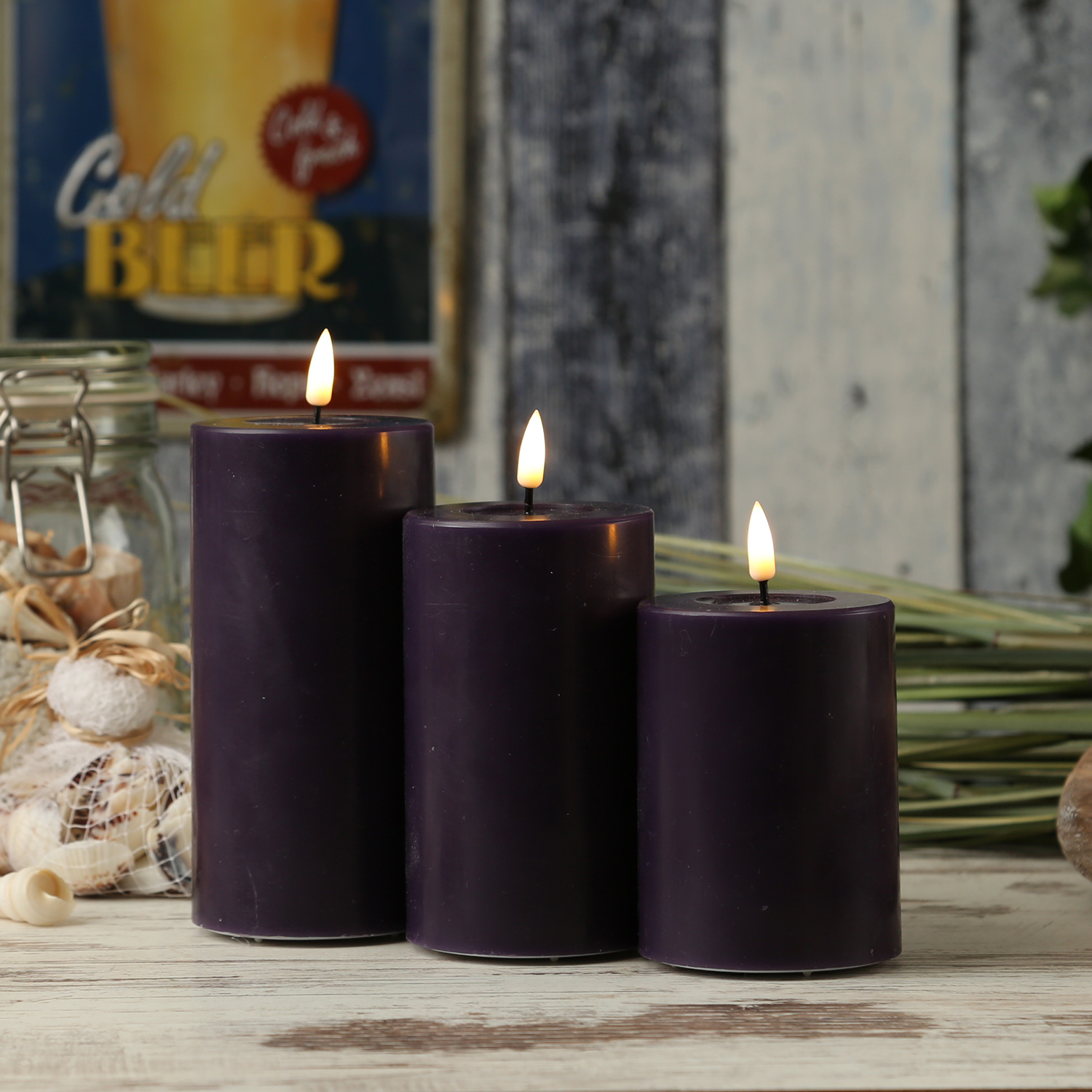 LED Stumpenkerze MIA - Echtwachs - realistische 3D Flamme - H: 15cm - D: 7,5cm - dunkellila LED Stumpenkerze MIA - Echtwachs - realistische 3D Flamme - H: 15cm - D: 7,5cm - dunkellila