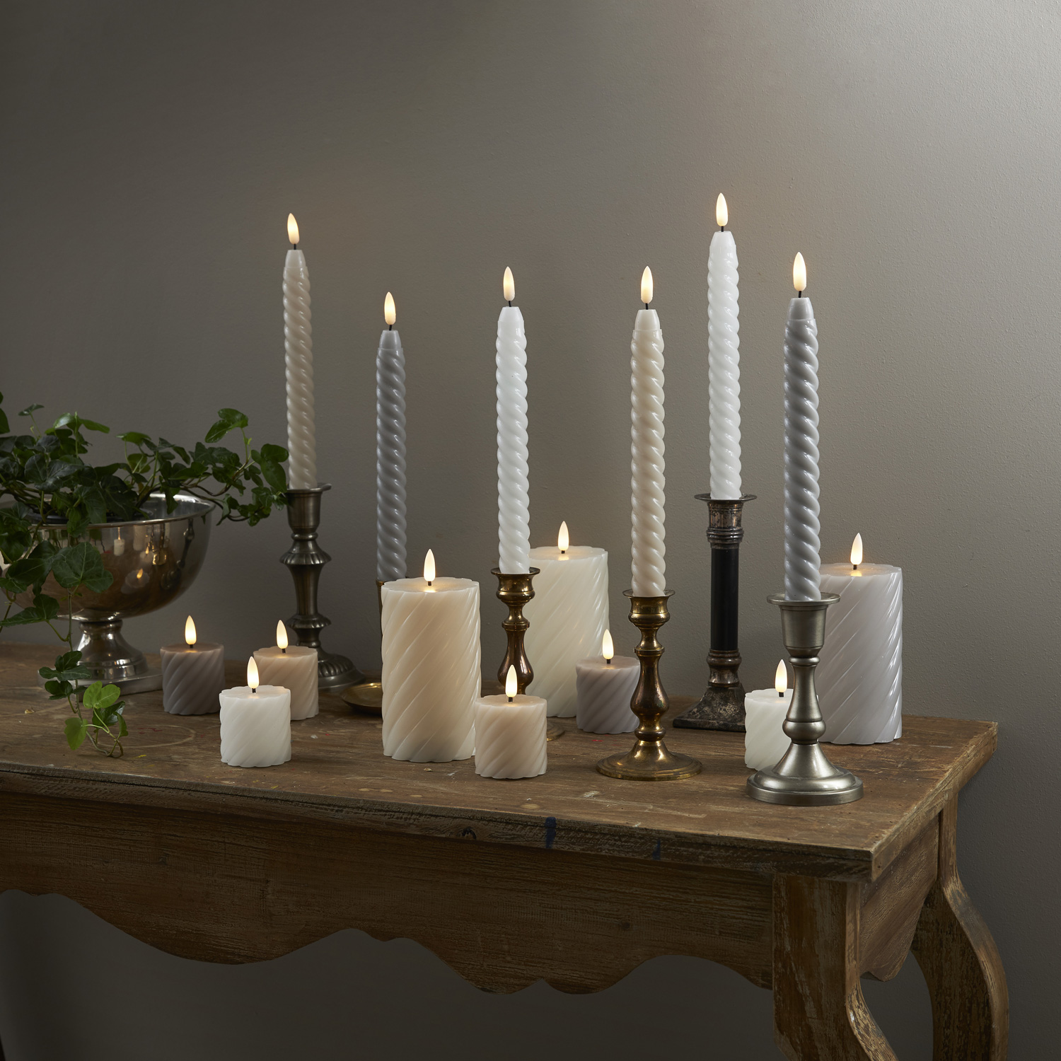 LED Stabkerzen SWIRL - Echtwachs - flackernde warmweiße LED - H: 25cm - Timer - beige - 2er Set LED Stabkerzen SWIRL - Echtwachs - flackernde warmweiße LED - H: 25cm - Timer - beige - 2er Set