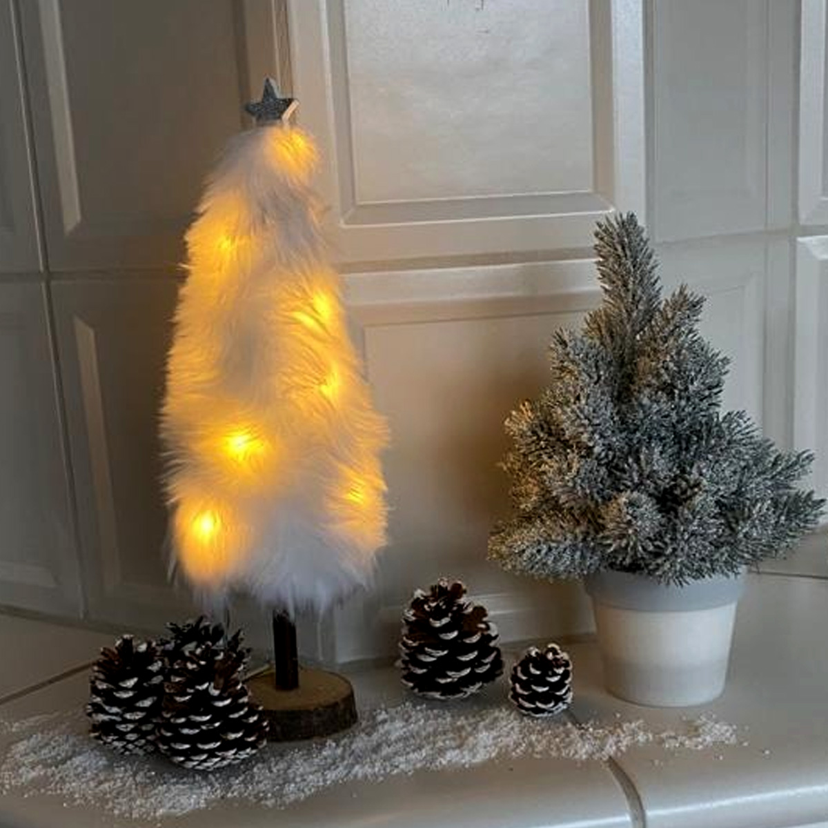 LED Dekobaum PLÜSCH - Holz - Plüschfell - warmweiße LED - Sternspitze - H: 36,5cm - Batterie - weiß LED Dekobaum PLÜSCH - Holz - Plüschfell - warmweiße LED - Sternspitze - H: 36,5cm - Batterie - weiß