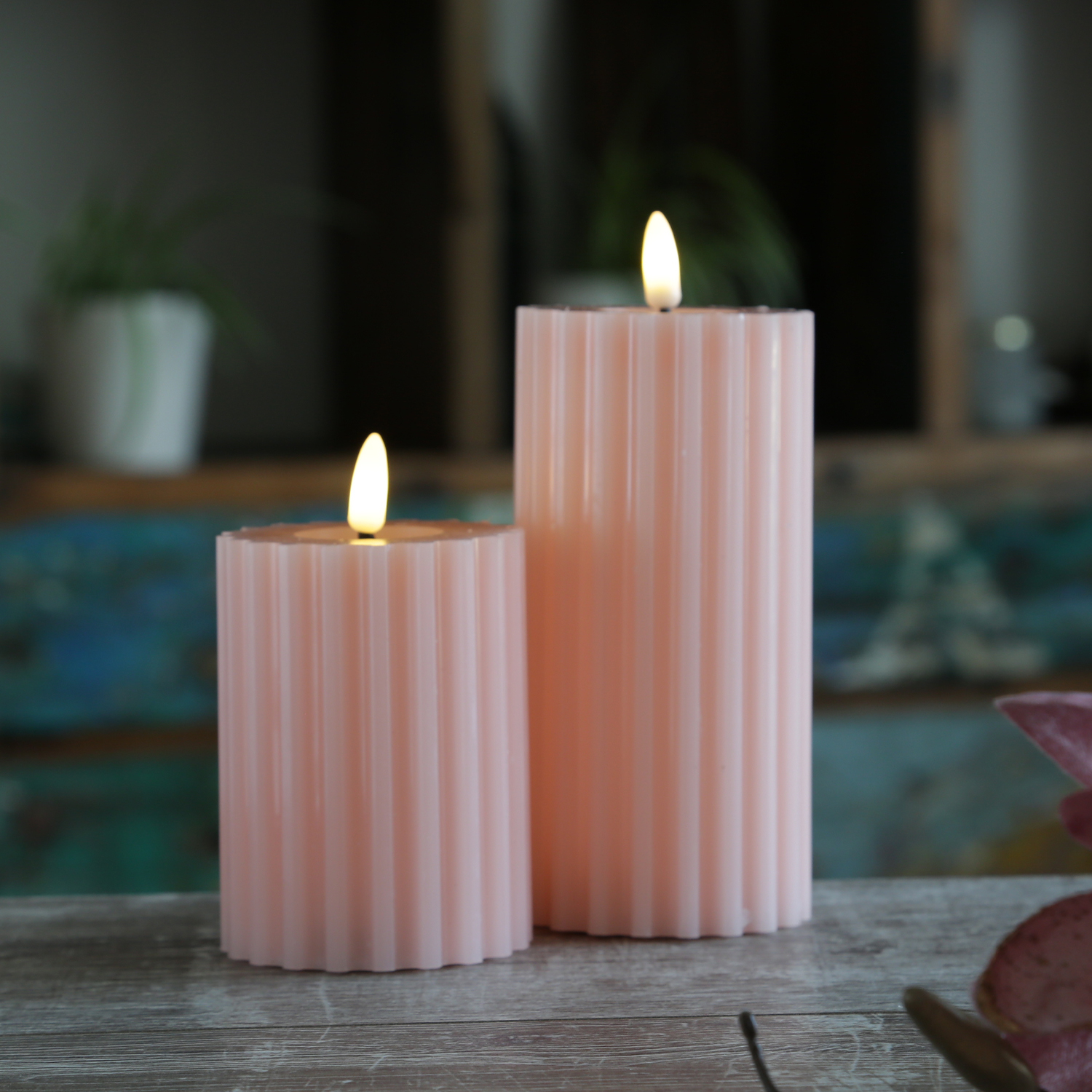 LED Kerze LIV - gerillt - Echtwachs - warmweiße 3D Flamme - H: 17,5cm - D: 7,5cm - Timer - rosa LED Kerze LIV - gerillt - Echtwachs - warmweiße 3D Flamme - H: 17,5cm - D: 7,5cm - Timer - rosa