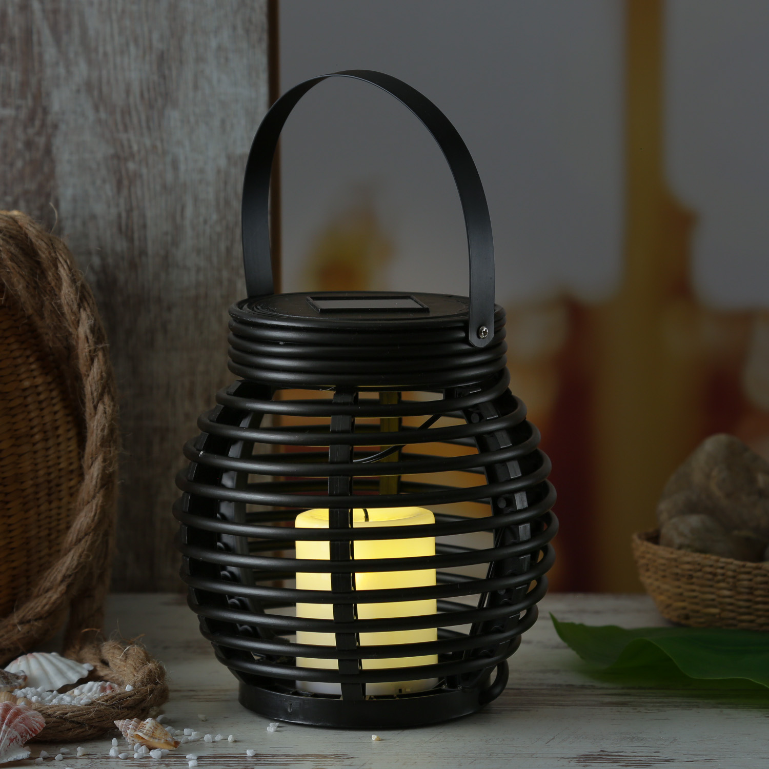 LED Solar Laterne mit LED Kerze - Korboptik - flackernde LED - H: 15cm -Lichtsensor - schwarz LED Solar Laterne mit LED Kerze - Korboptik - flackernde LED - H: 15cm -Lichtsensor - schwarz