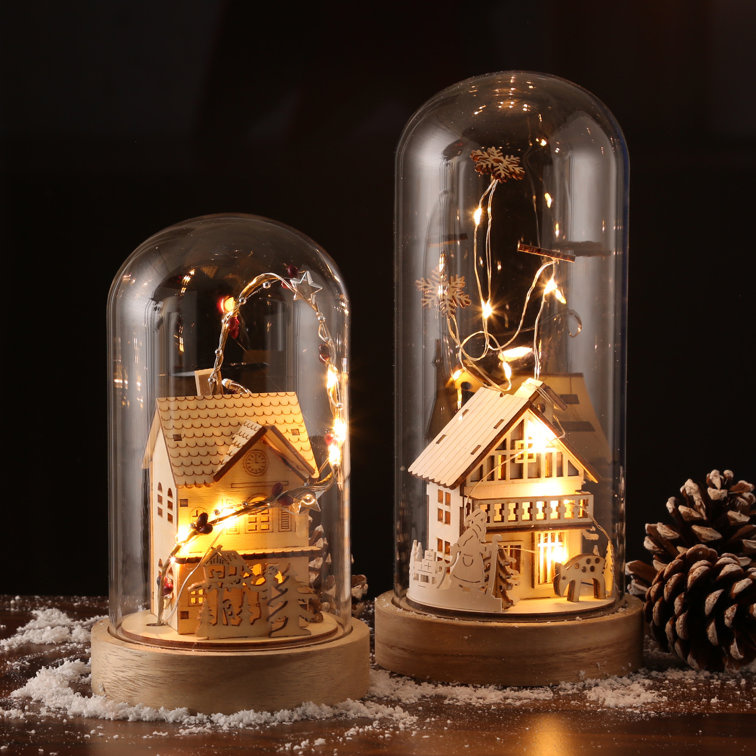 LED Deko Glaskuppel Holzhaus - 10 warmweiße LED - H: 20cm - Batterie - Innen - hellbraun LED Deko Glaskuppel Holzhaus - 10 warmweiße LED - H: 20cm - Batterie - Innen - hellbraun