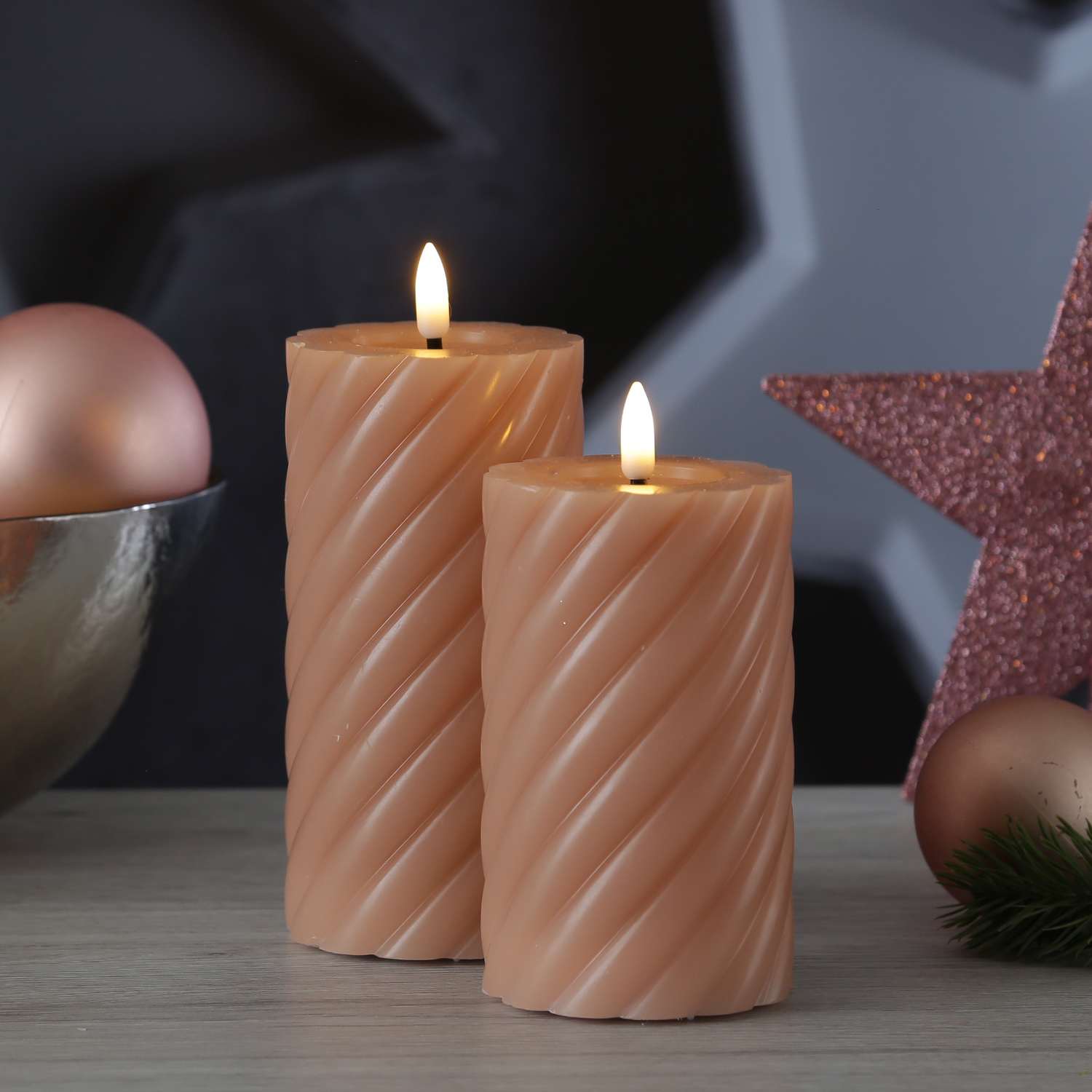 LED Stumpenkerze TWIST - Echtwachs - warmweiße 3D Flamme - H: 17,5cm - Batterie - Timer - altrosa LED Stumpenkerze TWIST - Echtwachs - warmweiße 3D Flamme - H: 17,5cm - Batterie - Timer - altrosa