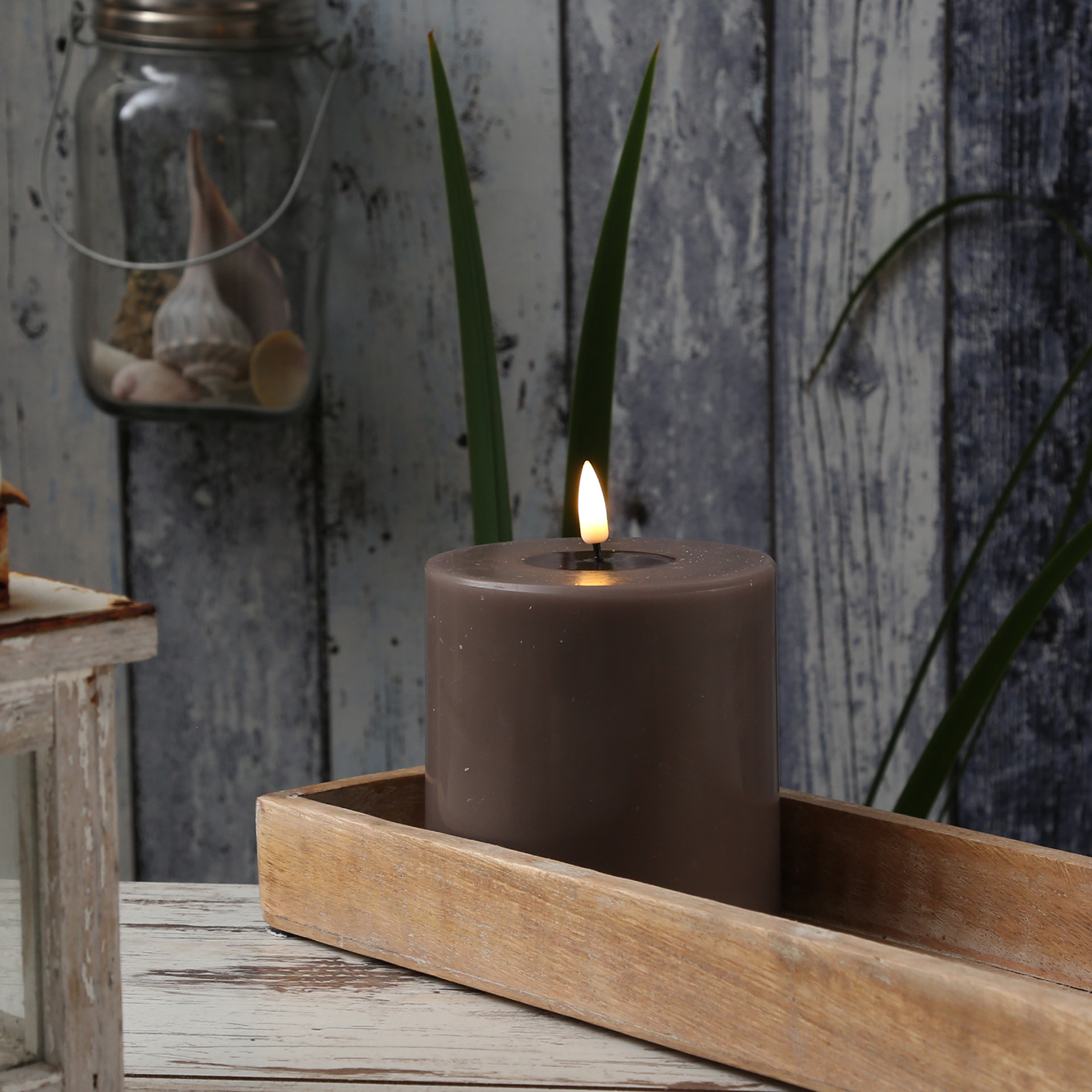 LED Stumpenkerze MIA - Echtwachs - realistische 3D Flamme - H: 10cm - D: 10cm - mokkafarben LED Stumpenkerze MIA - Echtwachs - realistische 3D Flamme - H: 10cm - D: 10cm - mokkafarben