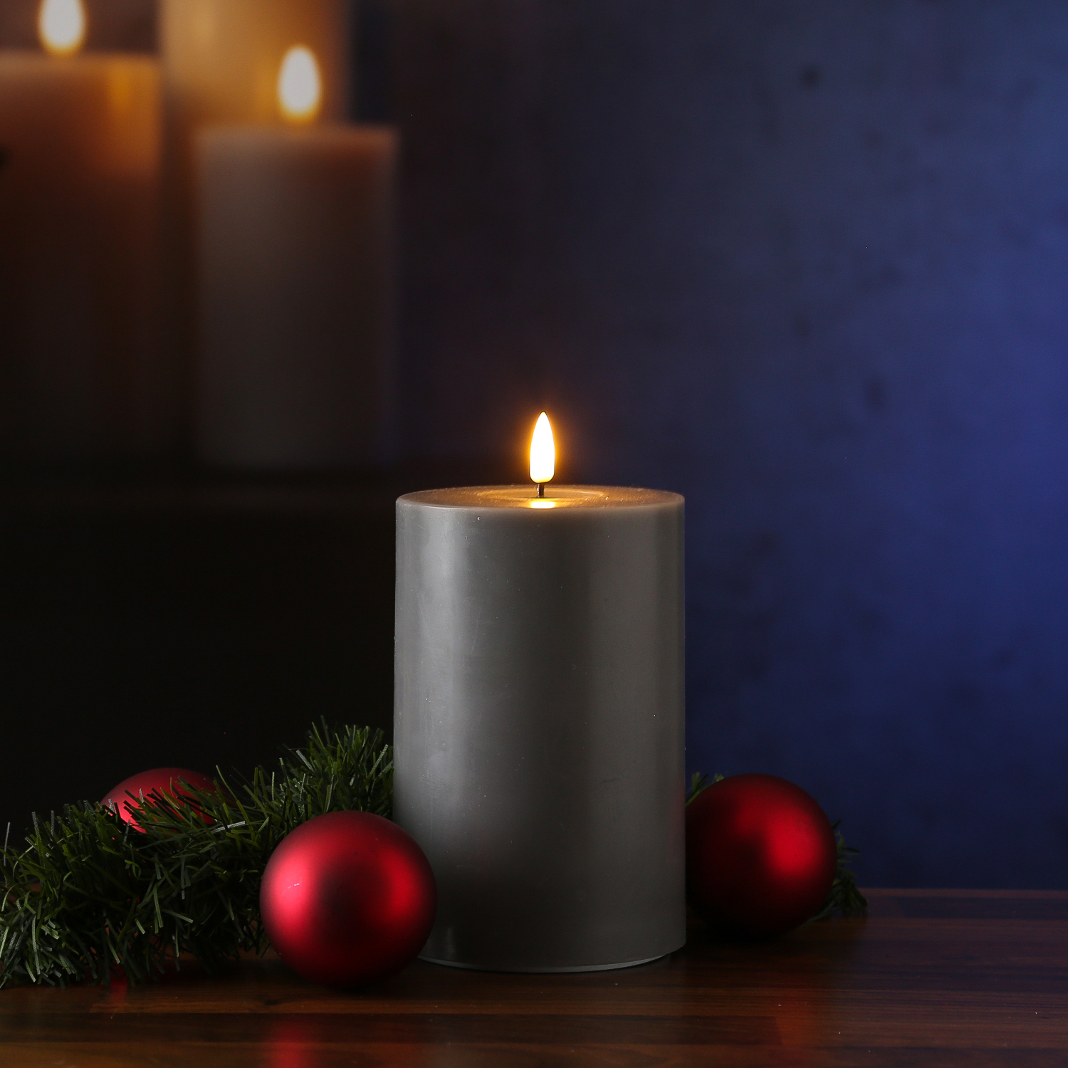 LED Stumpenkerze MIA - Echtwachs - realistische 3D Flamme - H: 15cm D:10cm - Batteriebetrieb - grau LED Stumpenkerze MIA - Echtwachs - realistische 3D Flamme - H: 15cm D:10cm - Batteriebetrieb - grau