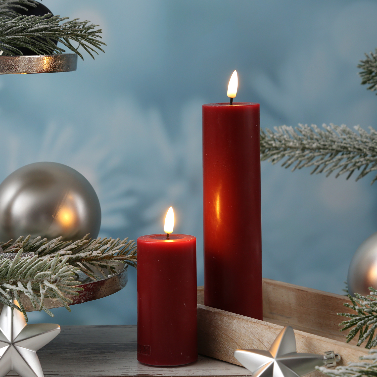 LED Stumpenkerze MIA - Echtwachs - realistische 3D Flamme - H: 20cm - D: 5cm - bordeauxrot LED Stumpenkerze MIA - Echtwachs - realistische 3D Flamme - H: 20cm - D: 5cm - bordeauxrot