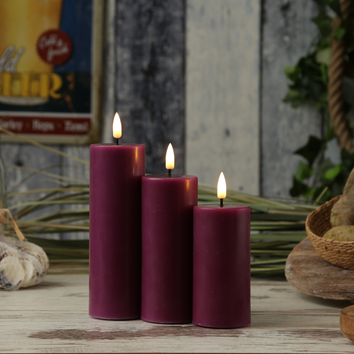 LED Stumpenkerze MIA - Echtwachs - realistische 3D Flamme - H: 12,5cm - D: 5cm - beere LED Stumpenkerze MIA - Echtwachs - realistische 3D Flamme - H: 12,5cm - D: 5cm - beere